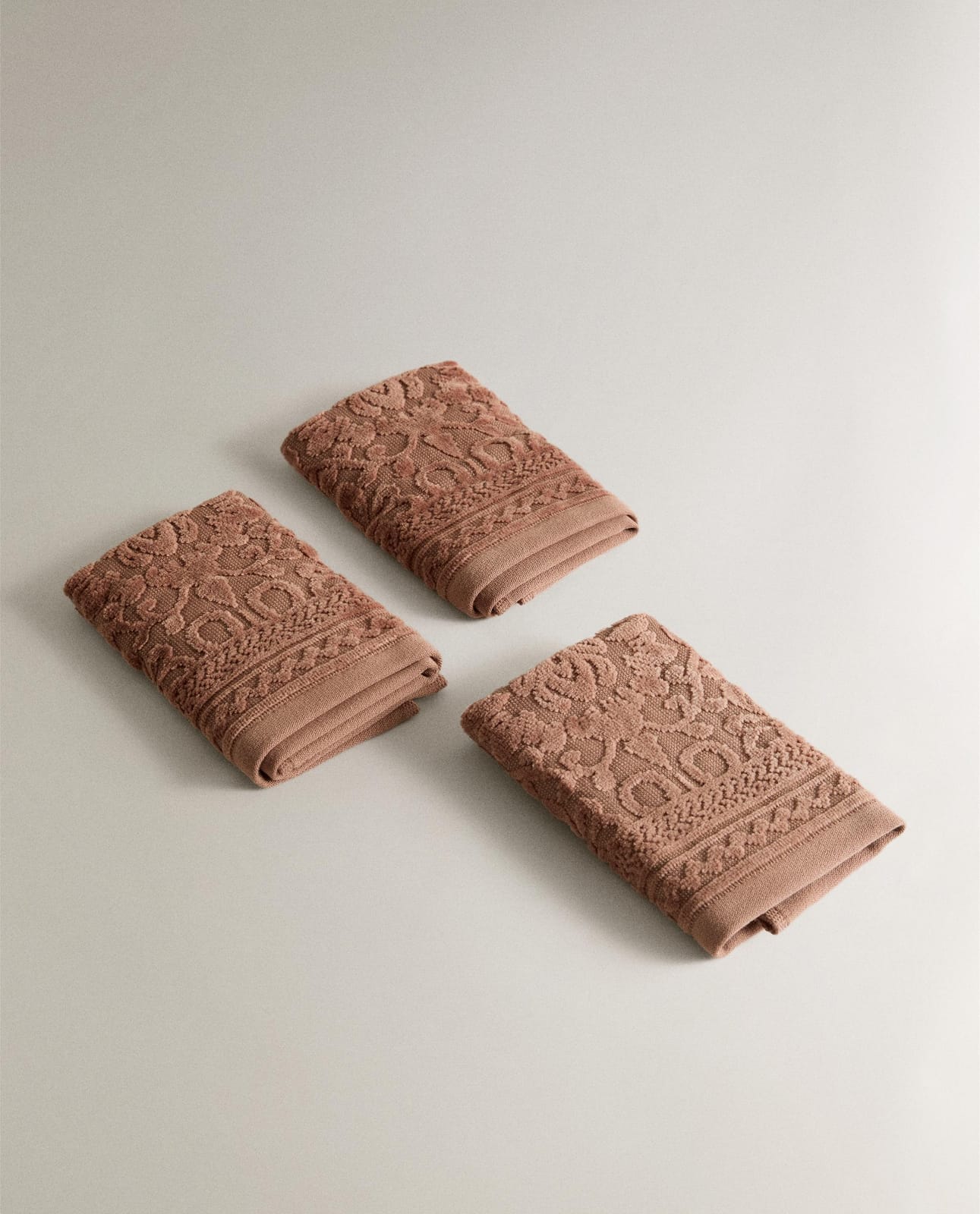 ZARA HOME ЖАККАРДОВОЕ БАННОЕ ПОЛОТЕНЦЕ С ЦВЕТАМИ (КОМПЛЕКТ 3 ШТ.) ракурс 8