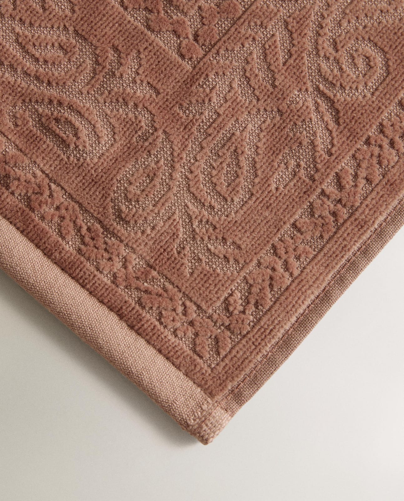 ZARA HOME ЖАККАРДОВОЕ БАННОЕ ПОЛОТЕНЦЕ С ЦВЕТАМИ (КОМПЛЕКТ 3 ШТ.) ракурс 7