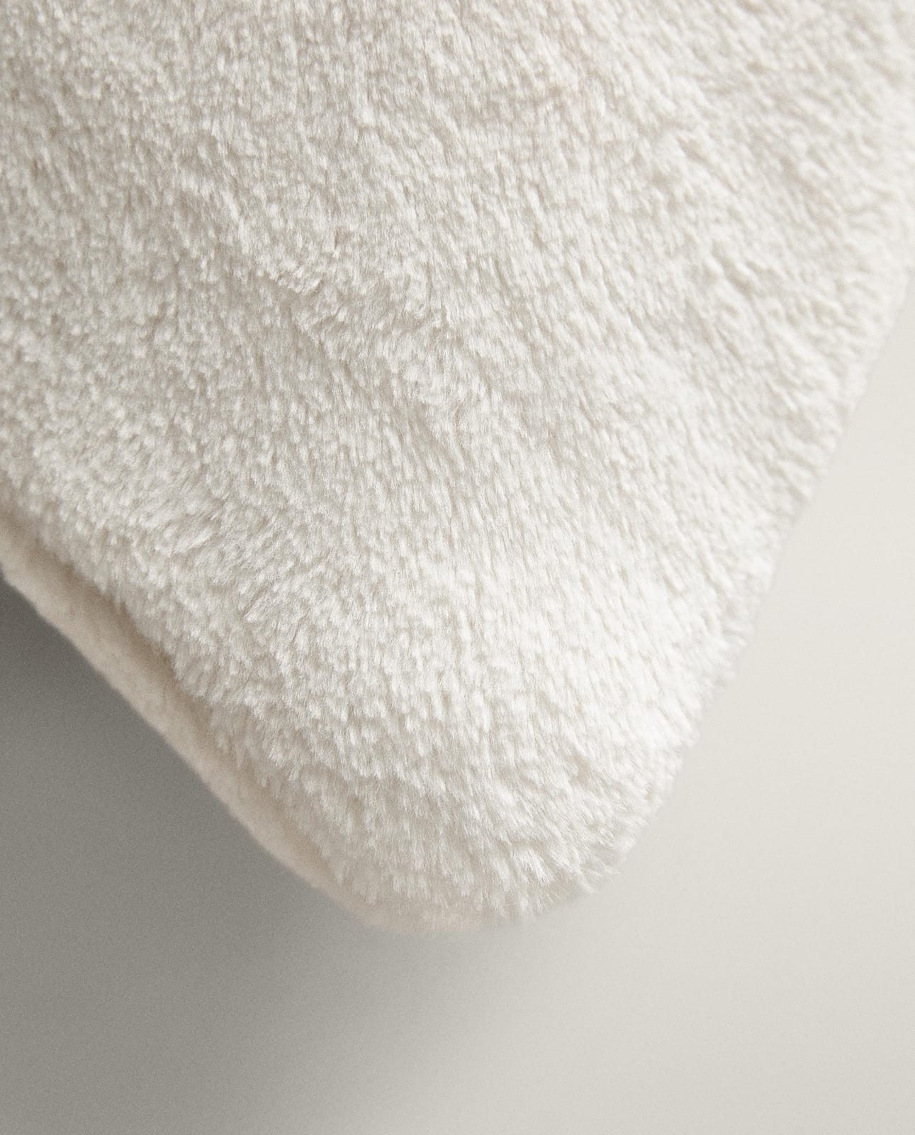 ZARA HOME Наволочка на подушку с эффектом меха ракурс 2