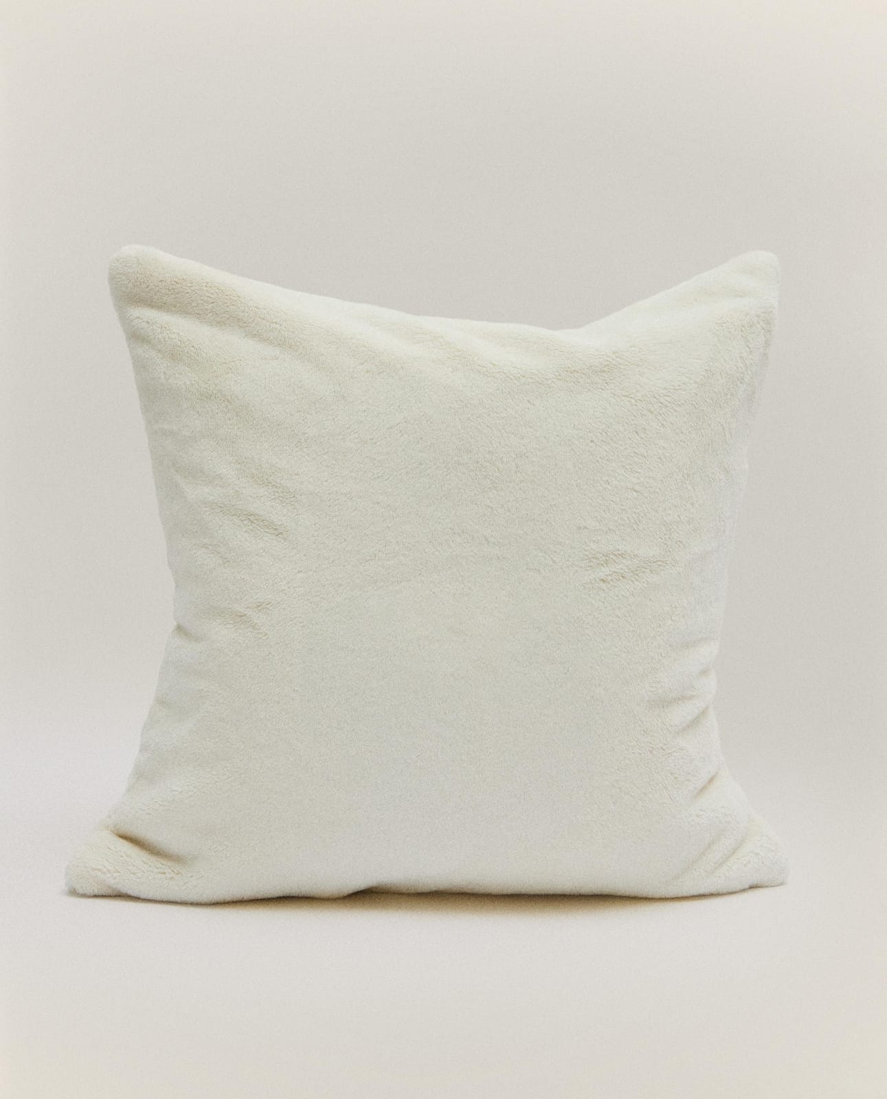 ZARA HOME Наволочка на подушку с эффектом меха ракурс 7