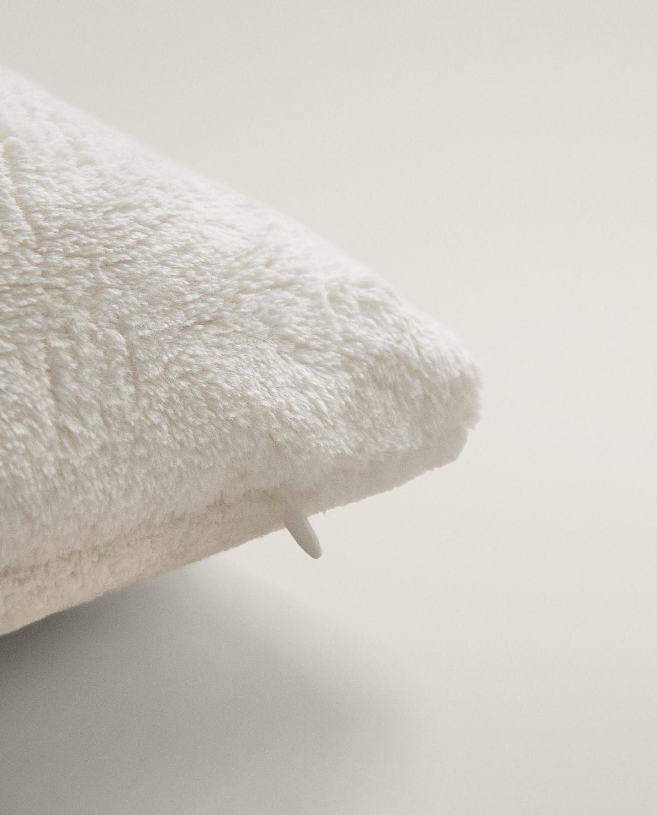 ZARA HOME Наволочка на подушку с эффектом меха ракурс 5