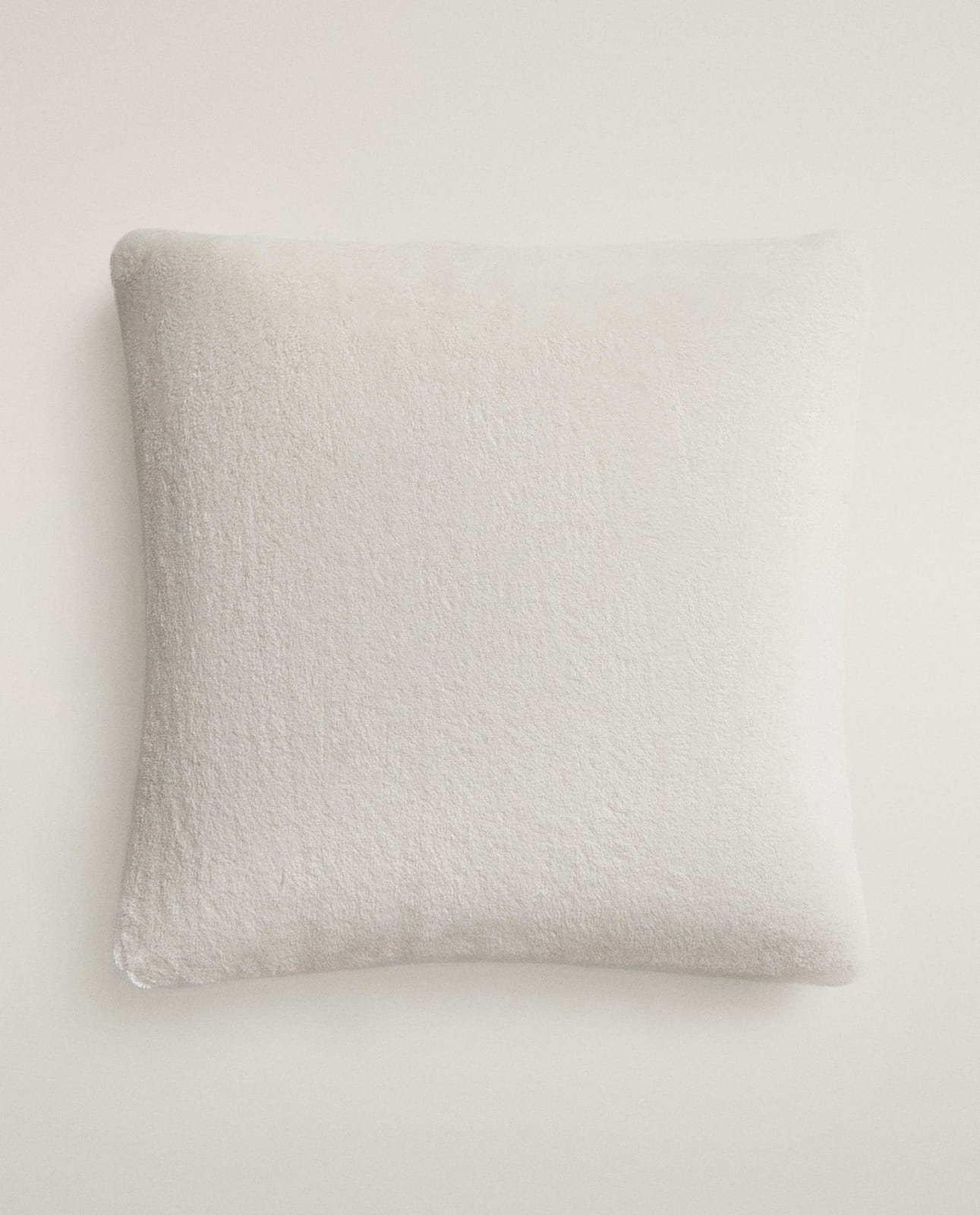 Декоративная наволочка для подушки ZARA HOME с эффектом меха, цвет ZŁAMANA BIEL, 45 x 45 см