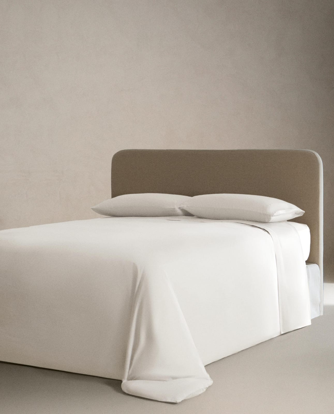 ZARA HOME САТИНОВЫЙ КОМПЛЕКТ ПОСТЕЛЬНОГО БЕЛЬЯ (300 НИТЕЙ) ракурс 3