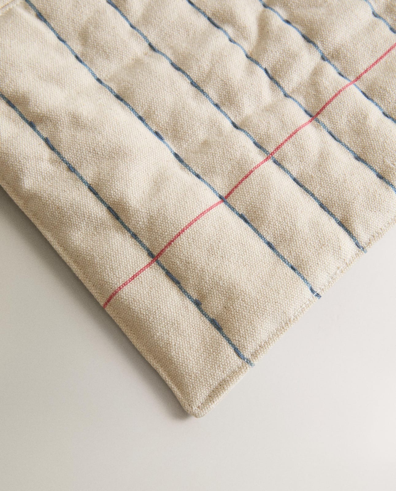 ZARA HOME ДЕТСКАЯ ПОДСТАВКА ПОД ТАРЕЛКУ БУМАЖНЫЙ САМОЛЕТ ракурс 2