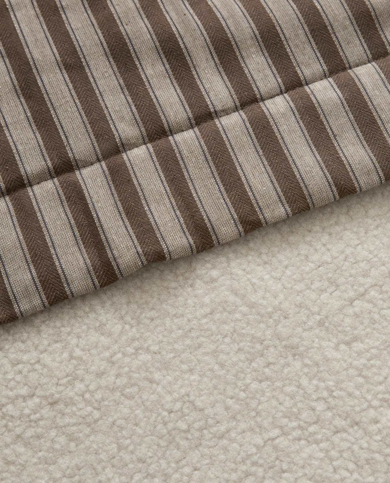 ZARA HOME ПЛЕД ДЛЯ ЖИВОТНЫХ В ПОЛОСКУ С ОВЧИНОЙ ракурс 5