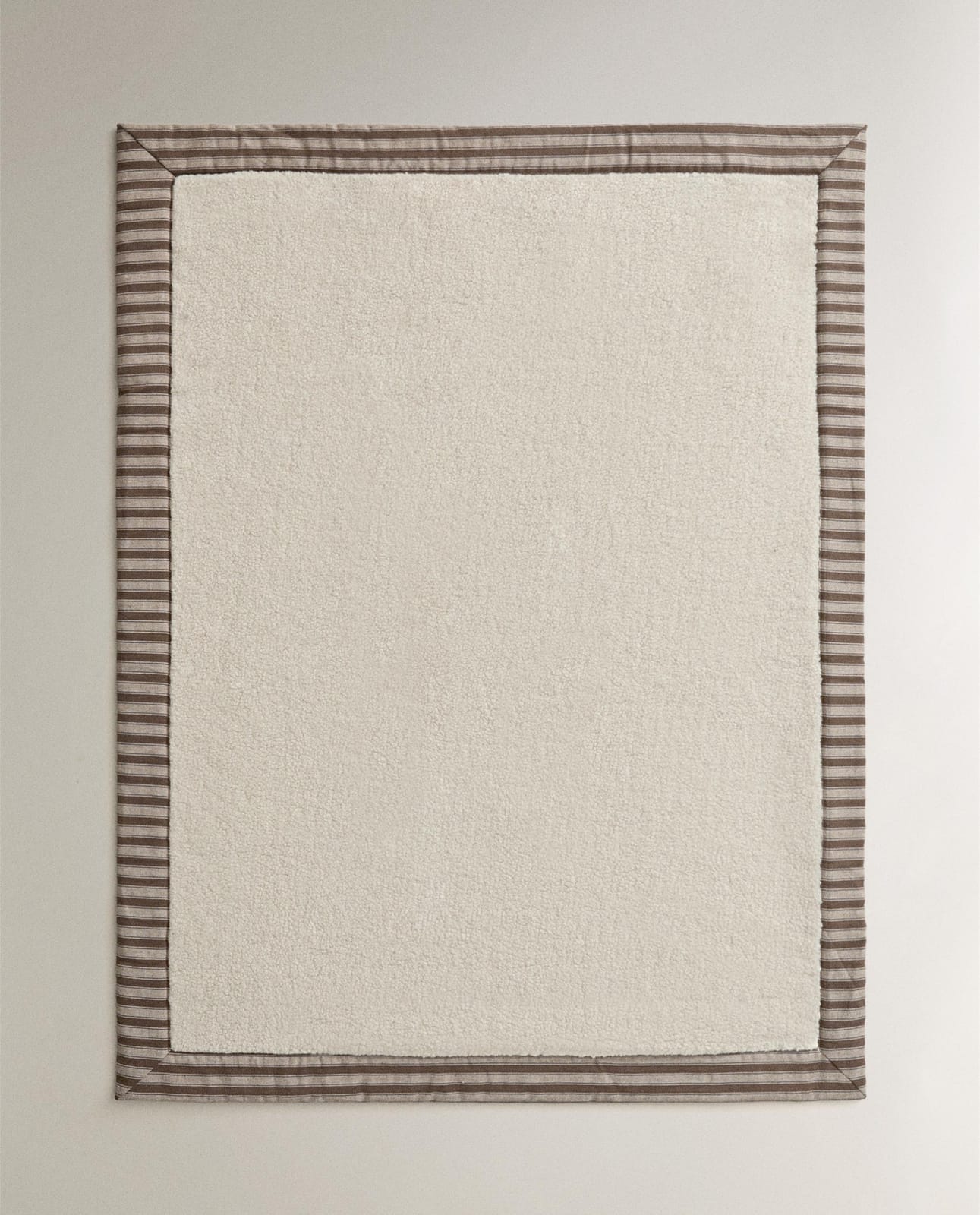 ZARA HOME ПЛЕД ДЛЯ ЖИВОТНЫХ В ПОЛОСКУ С ОВЧИНОЙ ракурс 4