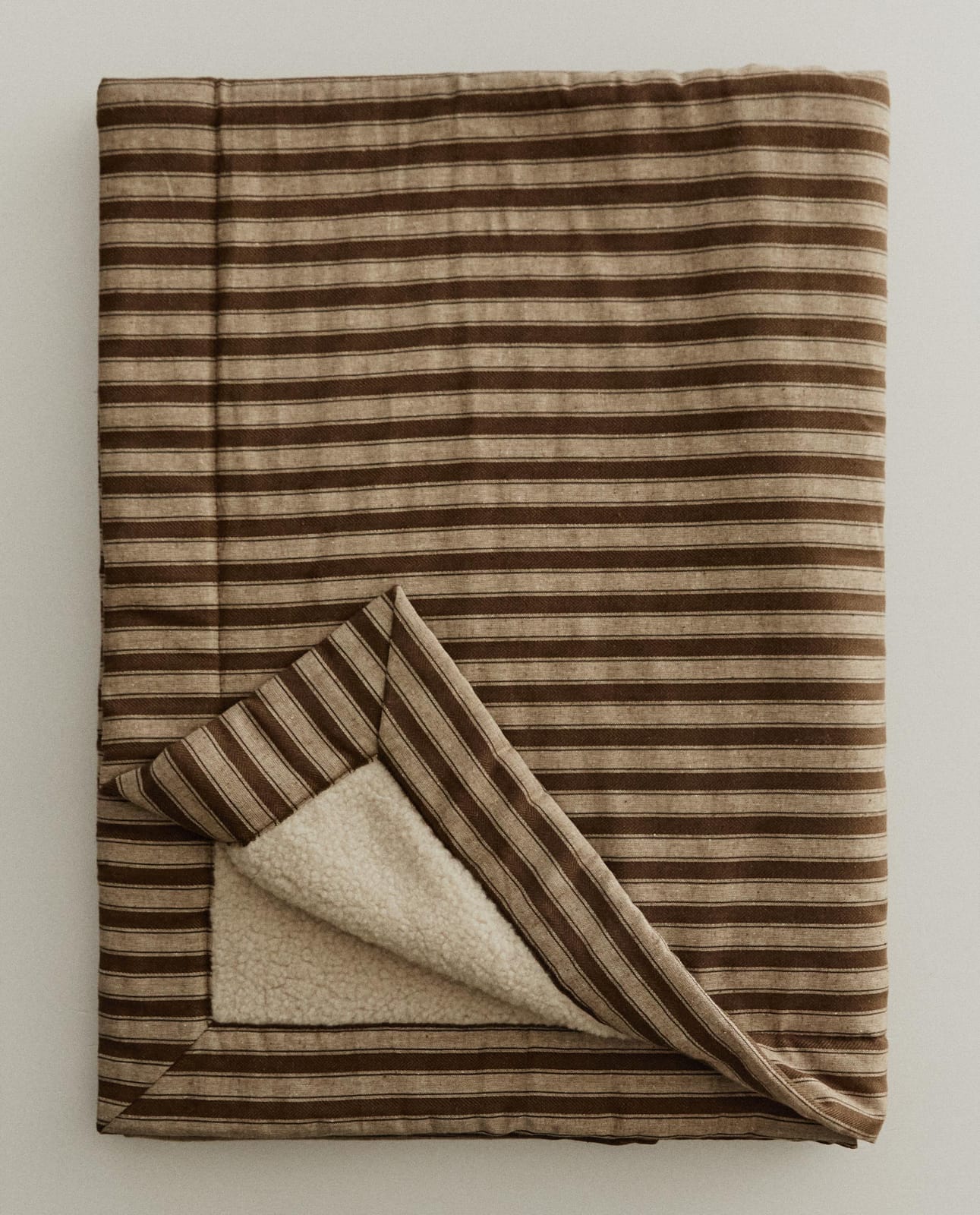 ZARA HOME ПЛЕД ДЛЯ ЖИВОТНЫХ В ПОЛОСКУ С ОВЧИНОЙ ракурс 3