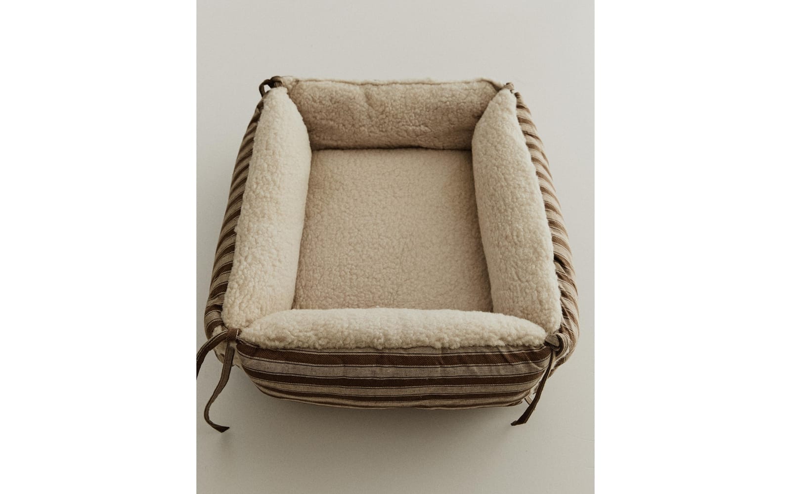 ZARA HOME ЛЕЖАНКА ДЛЯ ЖИВОТНЫХ В ПОЛОСКУ С ОВЧИНОЙ ракурс 3