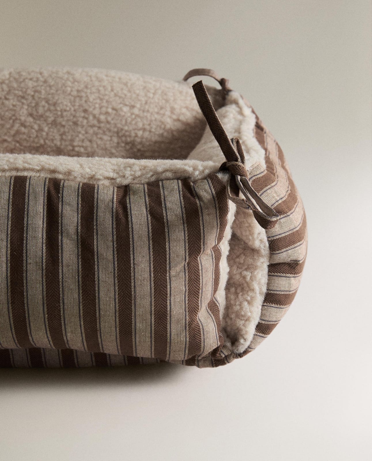ZARA HOME ЛЕЖАНКА ДЛЯ ЖИВОТНЫХ В ПОЛОСКУ С ОВЧИНОЙ ракурс 4