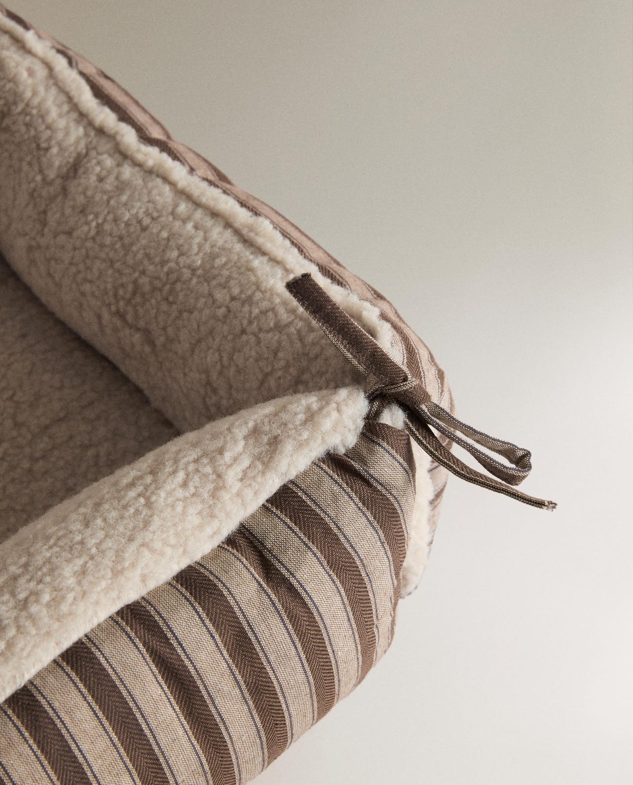 ZARA HOME ЛЕЖАНКА ДЛЯ ЖИВОТНЫХ В ПОЛОСКУ С ОВЧИНОЙ ракурс 6