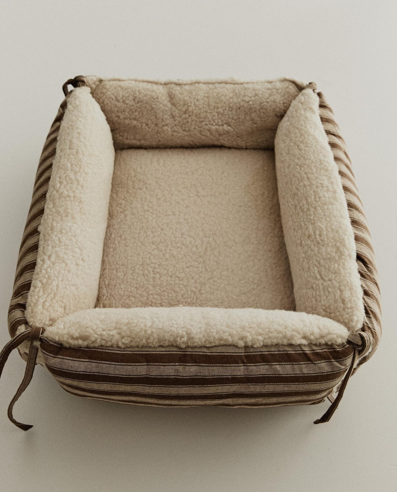 ZARA HOME ЛЕЖАНКА ДЛЯ ЖИВОТНЫХ В ПОЛОСКУ С ОВЧИНОЙ ракурс 2