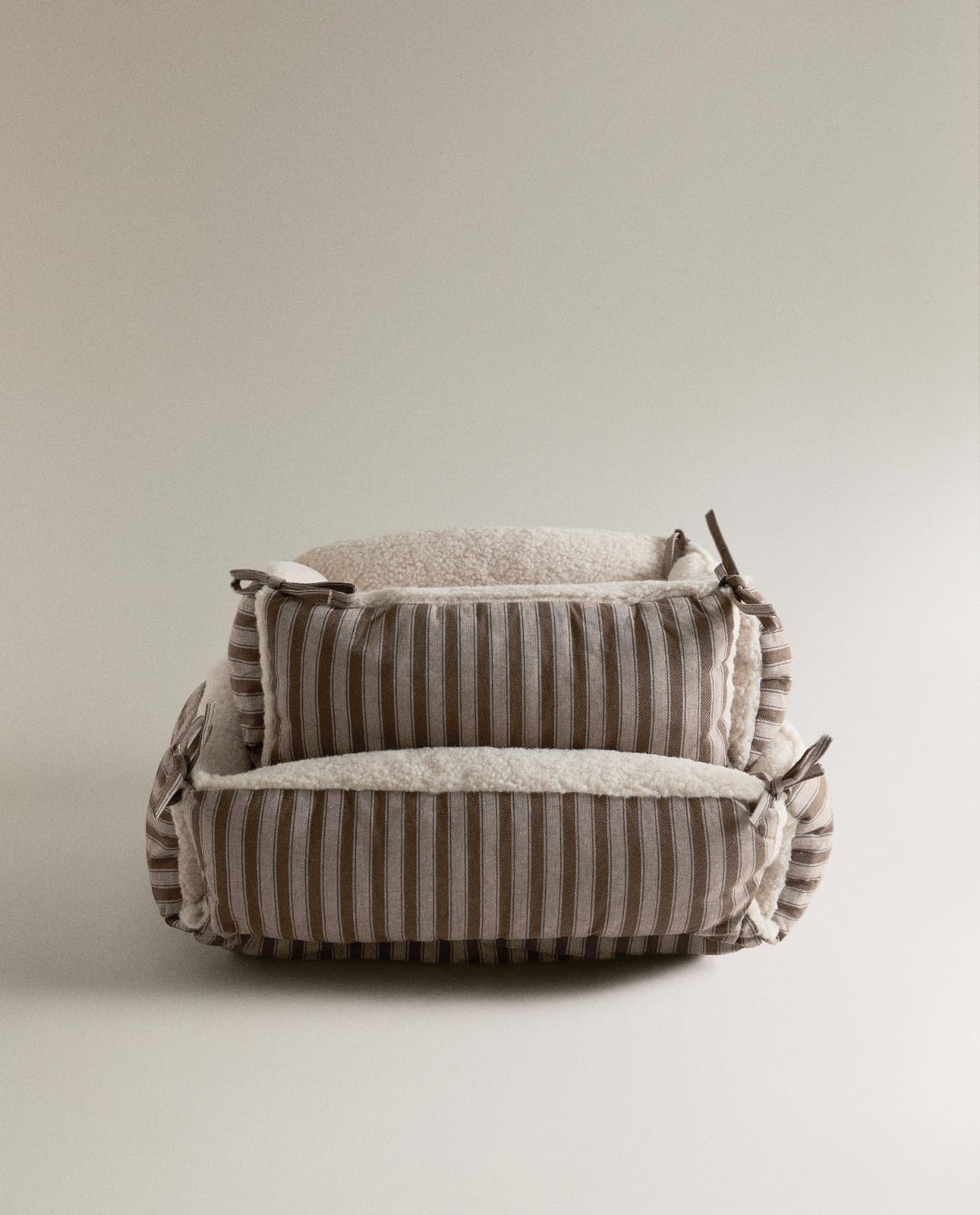 Лежак ZARA HOME лежанка для животных в полоску с овчиной BRĄZOWY 45 x 40 x 17 cm