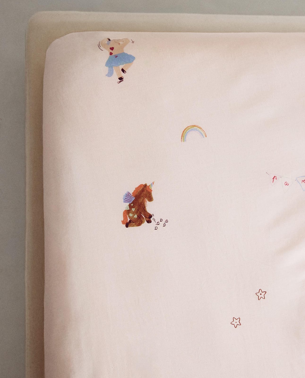 ZARA HOME ДЕТСКАЯ НАТЯЖНАЯ ПРОСТЫНЯ С ЕДИНОРОГАМИ ракурс 2
