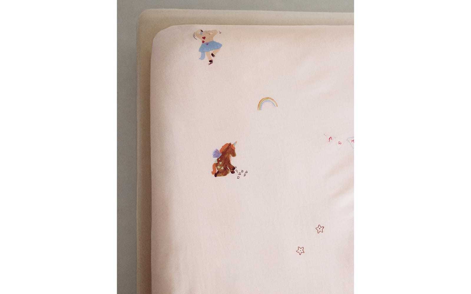 ZARA HOME ДЕТСКАЯ НАТЯЖНАЯ ПРОСТЫНЯ С ЕДИНОРОГАМИ ракурс 8