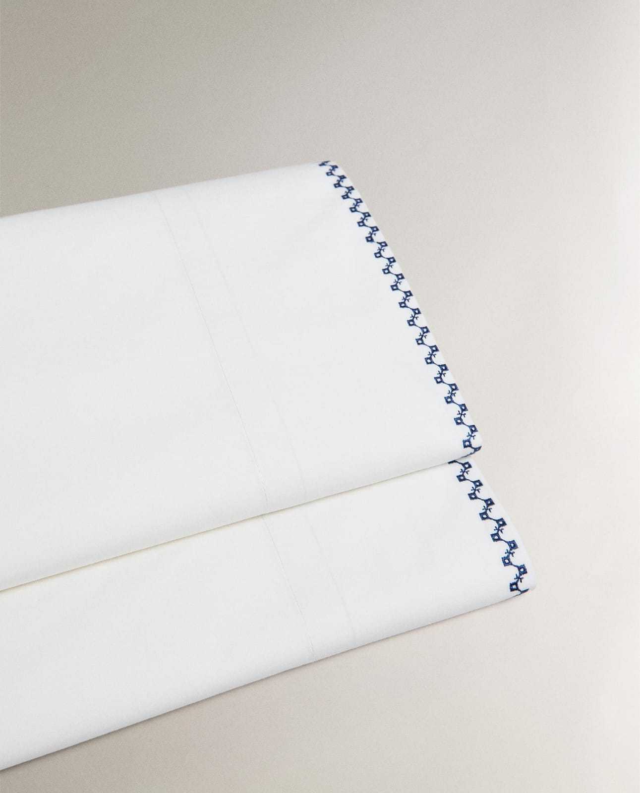 ZARA HOME простыня без резинки с вышитой полосой ракурс 3