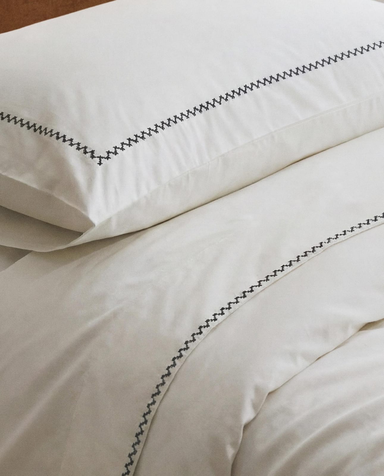 ZARA HOME простыня без резинки с вышитой полосой ракурс 5