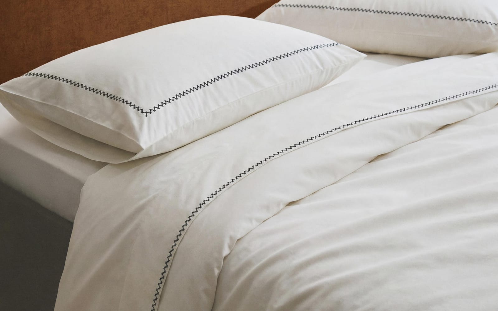 ZARA HOME простыня без резинки с вышитой полосой ракурс 6