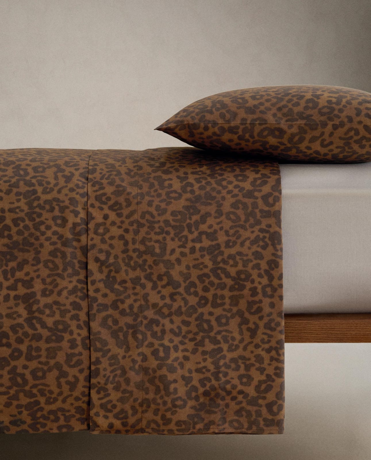 ZARA HOME ПОДОДЕЯЛЬНИК ИЗ ПЕРКАЛЯ С ЛЕОПАРДОВЫМ УЗОРОМ (200 НИТЕЙ) ракурс 4