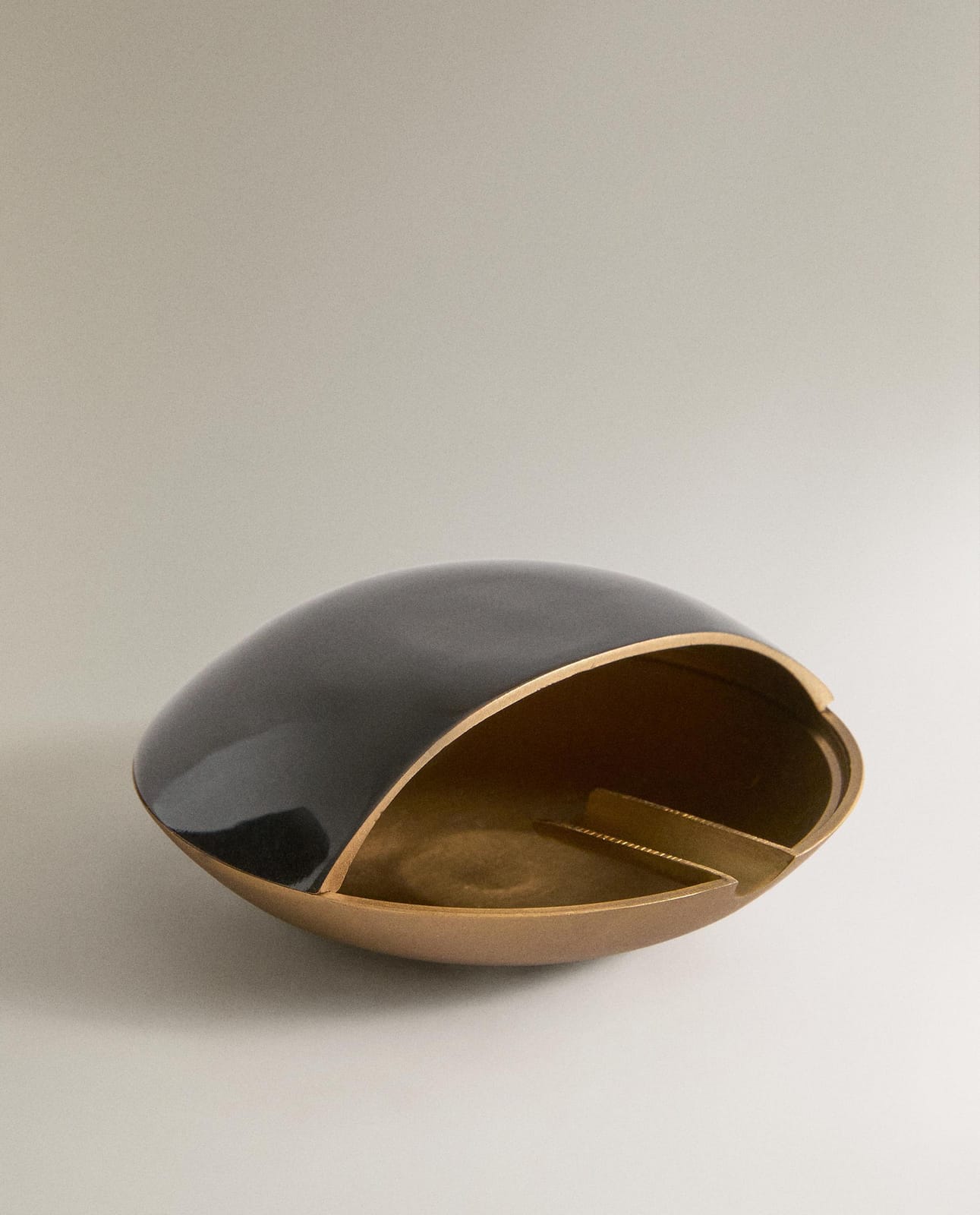 Подставка декоративная ZARA HOME ПЕПЕЛЬНИЦА ИЗ ЛАКИРОВАННОЙ ЛАТУНИ CZARNO-ZŁOTY 4 x 10.25 x 10.25 cm