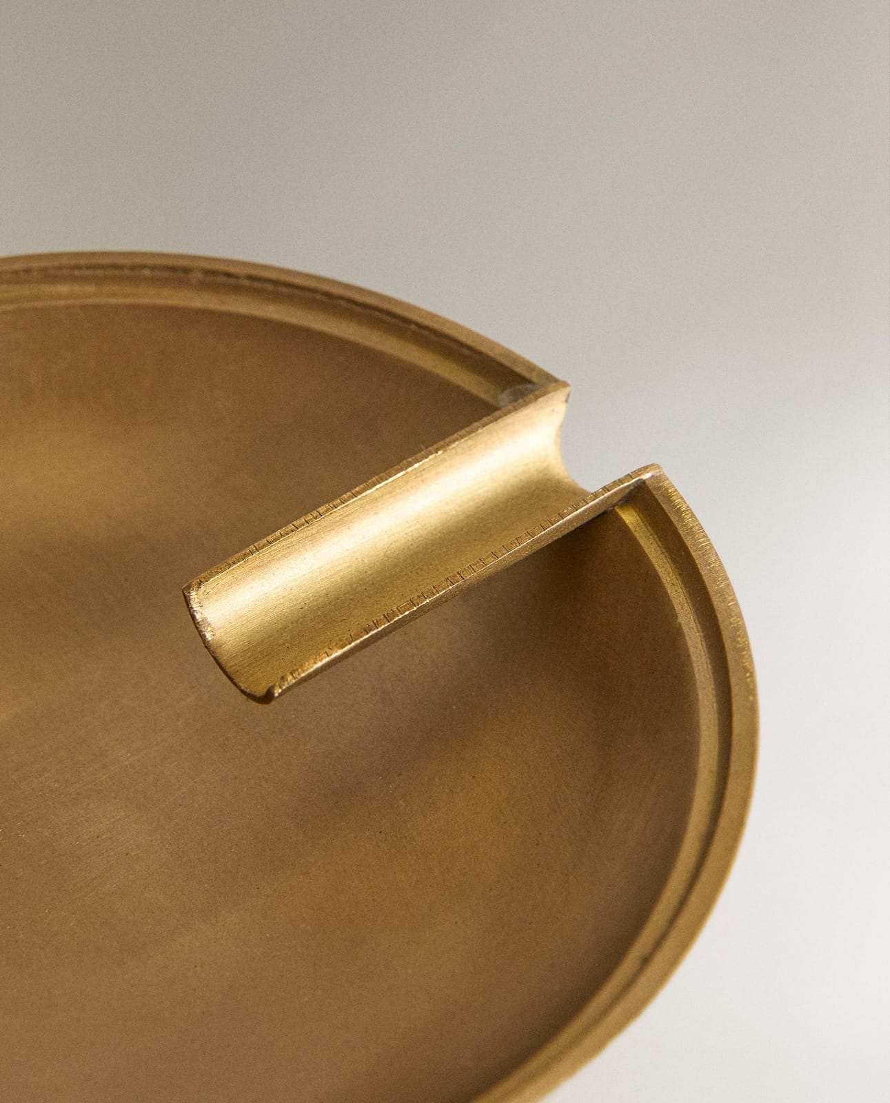 ZARA HOME ПЕПЕЛЬНИЦА ИЗ ЛАКИРОВАННОЙ ЛАТУНИ ракурс 3