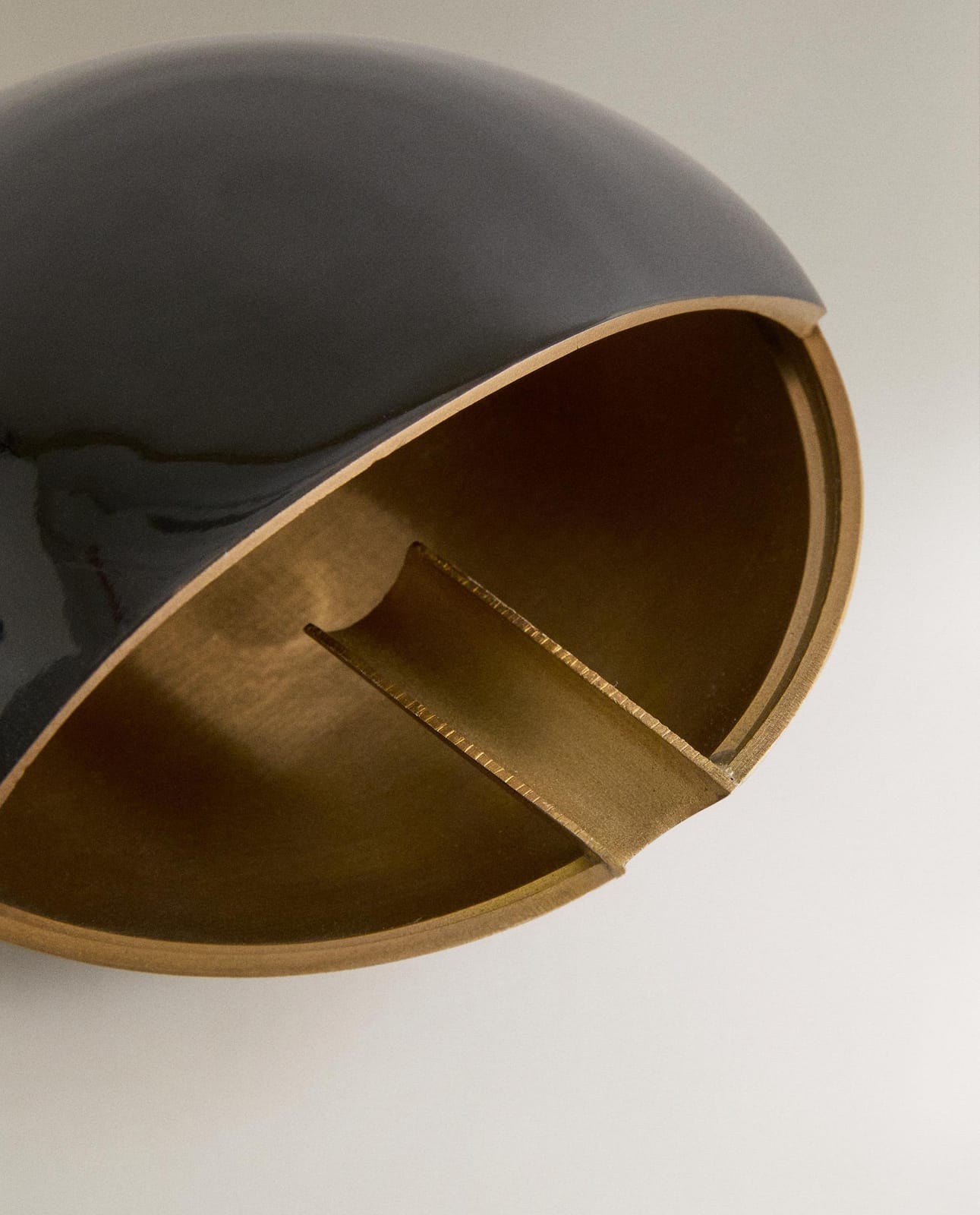 ZARA HOME ПЕПЕЛЬНИЦА ИЗ ЛАКИРОВАННОЙ ЛАТУНИ ракурс 4