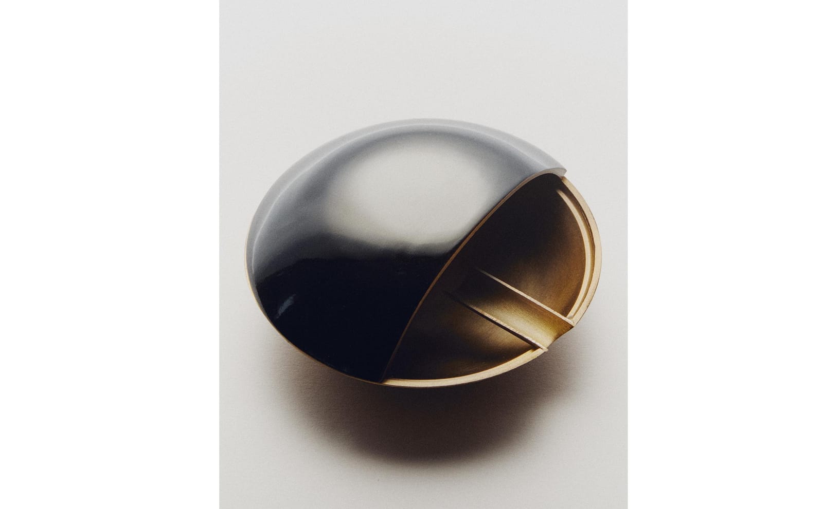 ZARA HOME ПЕПЕЛЬНИЦА ИЗ ЛАКИРОВАННОЙ ЛАТУНИ ракурс 2