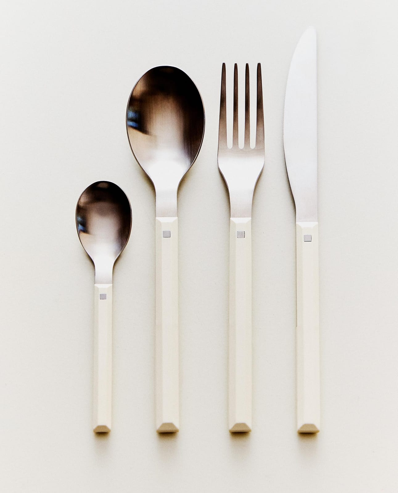 ZARA HOME КОМПЛЕКТ СТОЛОВЫХ ПРИБОРОВ С ШЕСТИГРАННОЙ РУЧКОЙ (4 ЭЛ.) ракурс 2