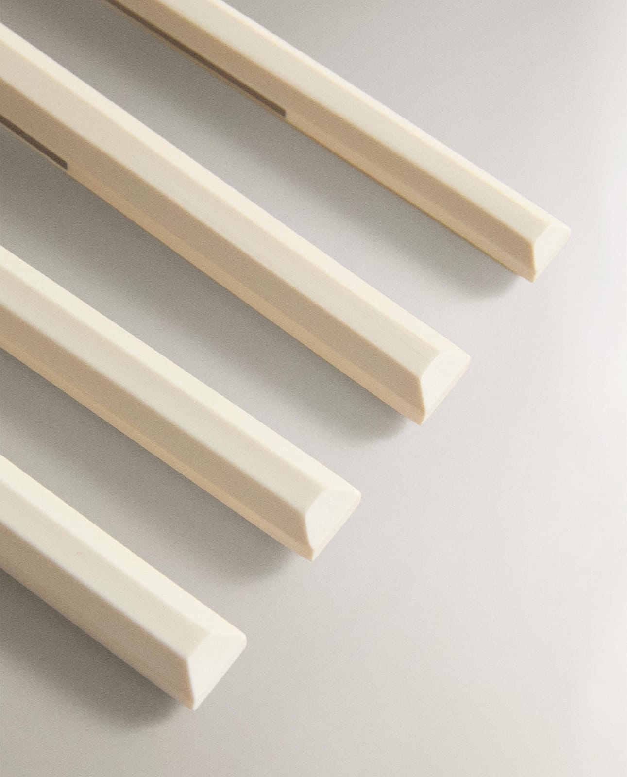 ZARA HOME КОМПЛЕКТ СТОЛОВЫХ ПРИБОРОВ С ШЕСТИГРАННОЙ РУЧКОЙ (4 ЭЛ.) ракурс 4