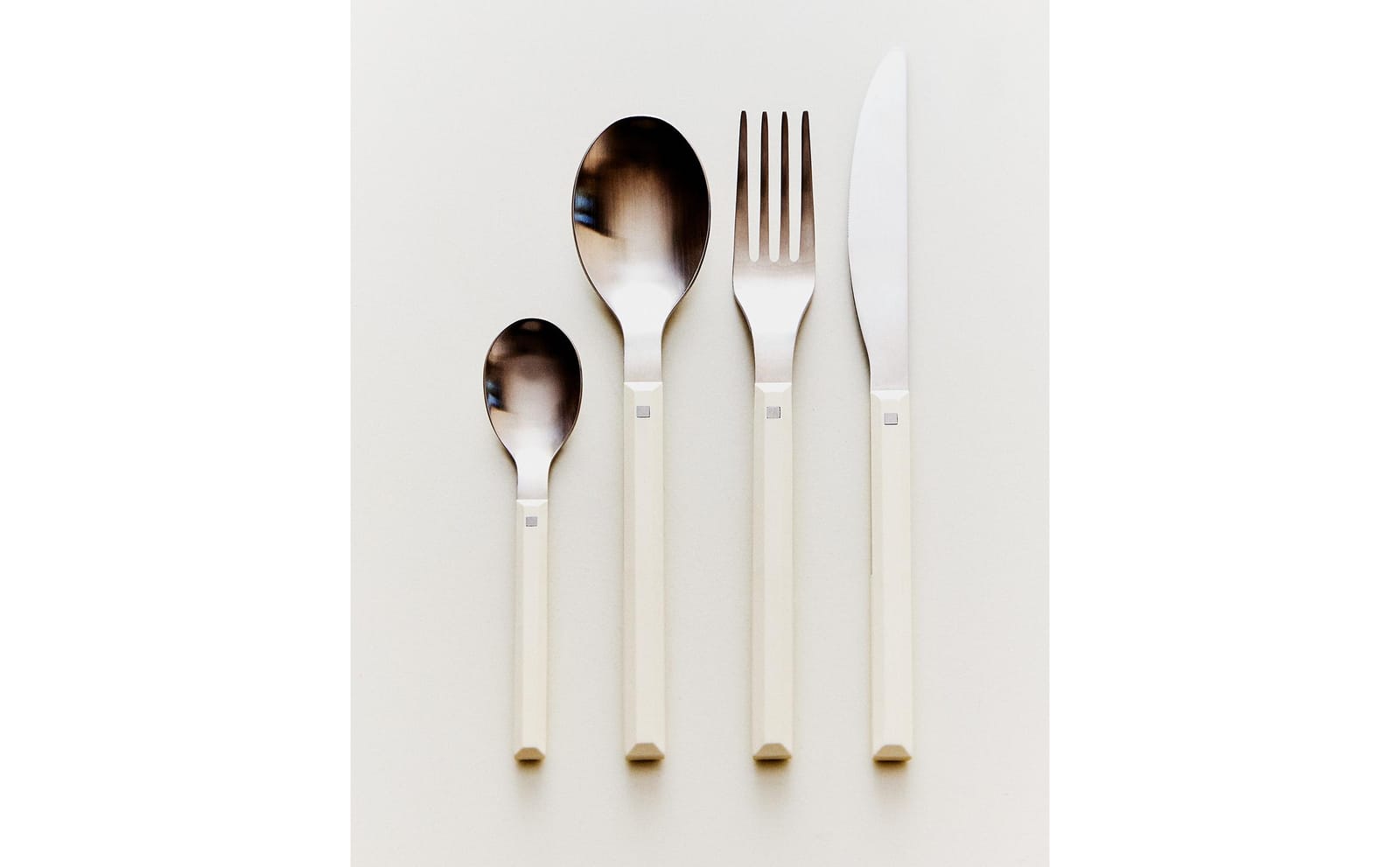 ZARA HOME КОМПЛЕКТ СТОЛОВЫХ ПРИБОРОВ С ШЕСТИГРАННОЙ РУЧКОЙ (4 ЭЛ.) ракурс 3