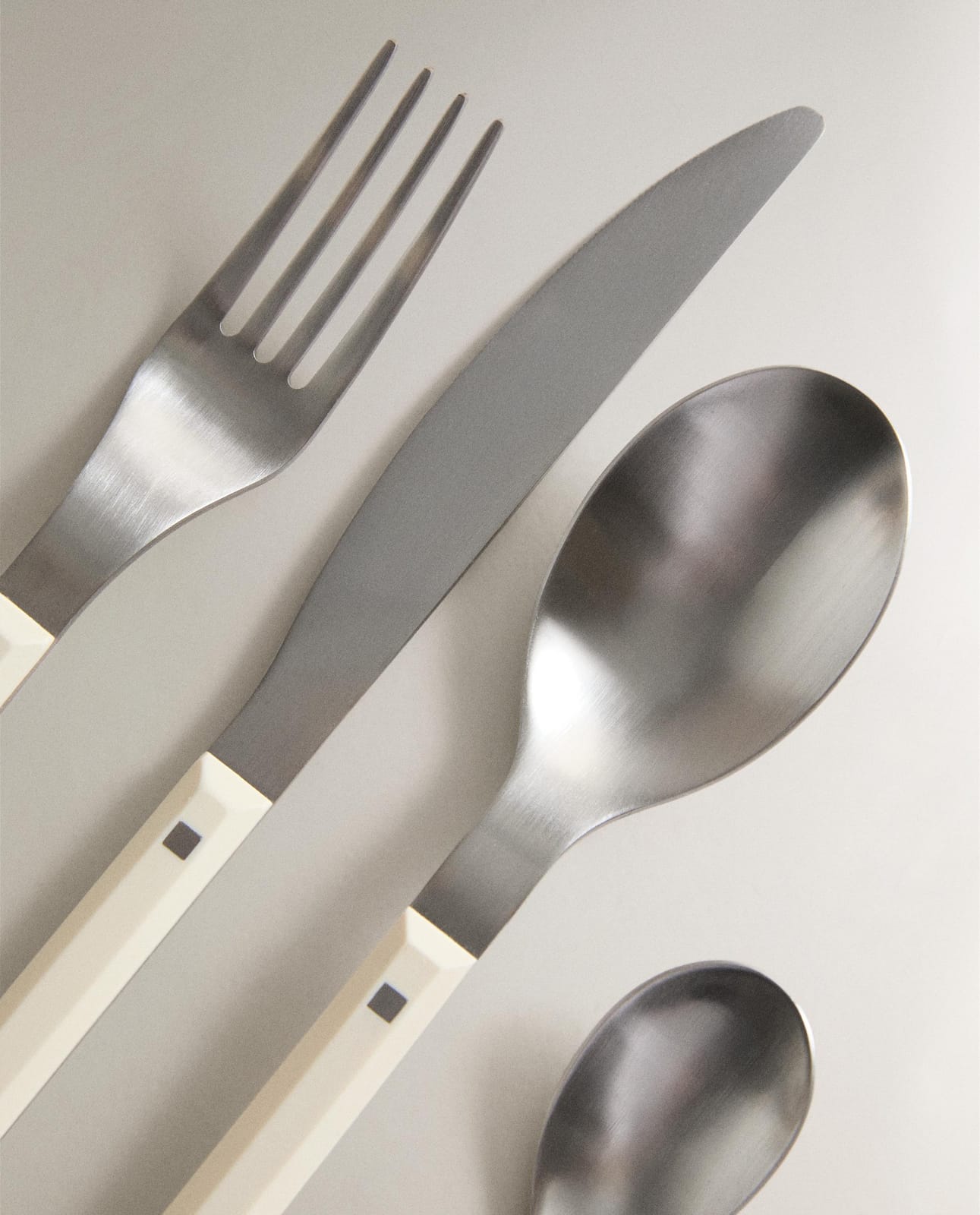 ZARA HOME КОМПЛЕКТ СТОЛОВЫХ ПРИБОРОВ С ШЕСТИГРАННОЙ РУЧКОЙ (4 ЭЛ.) ракурс 5