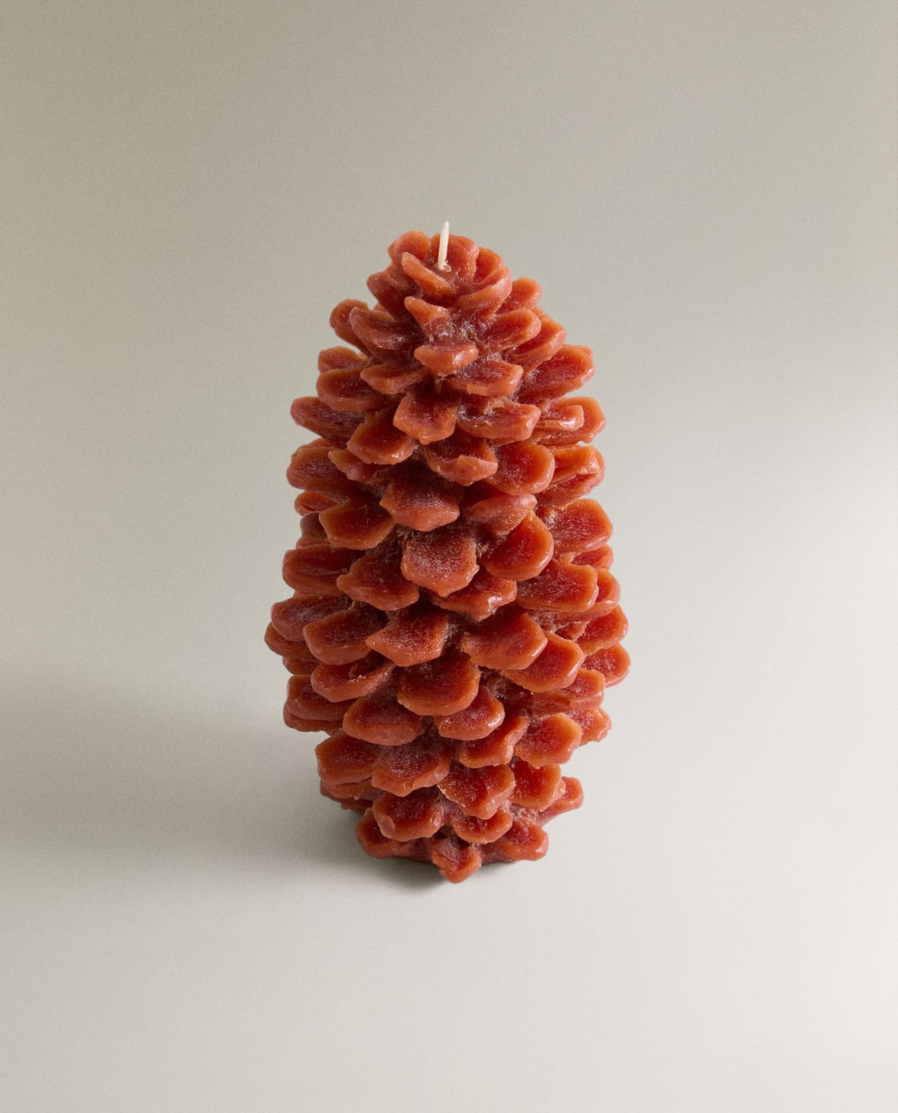 ZARA HOME БОЛЬШАЯ АРОМАТИЧЕСКАЯ СВЕЧА В ФОРМЕ ШИШКИ PUMPKIN SPICE ракурс 6