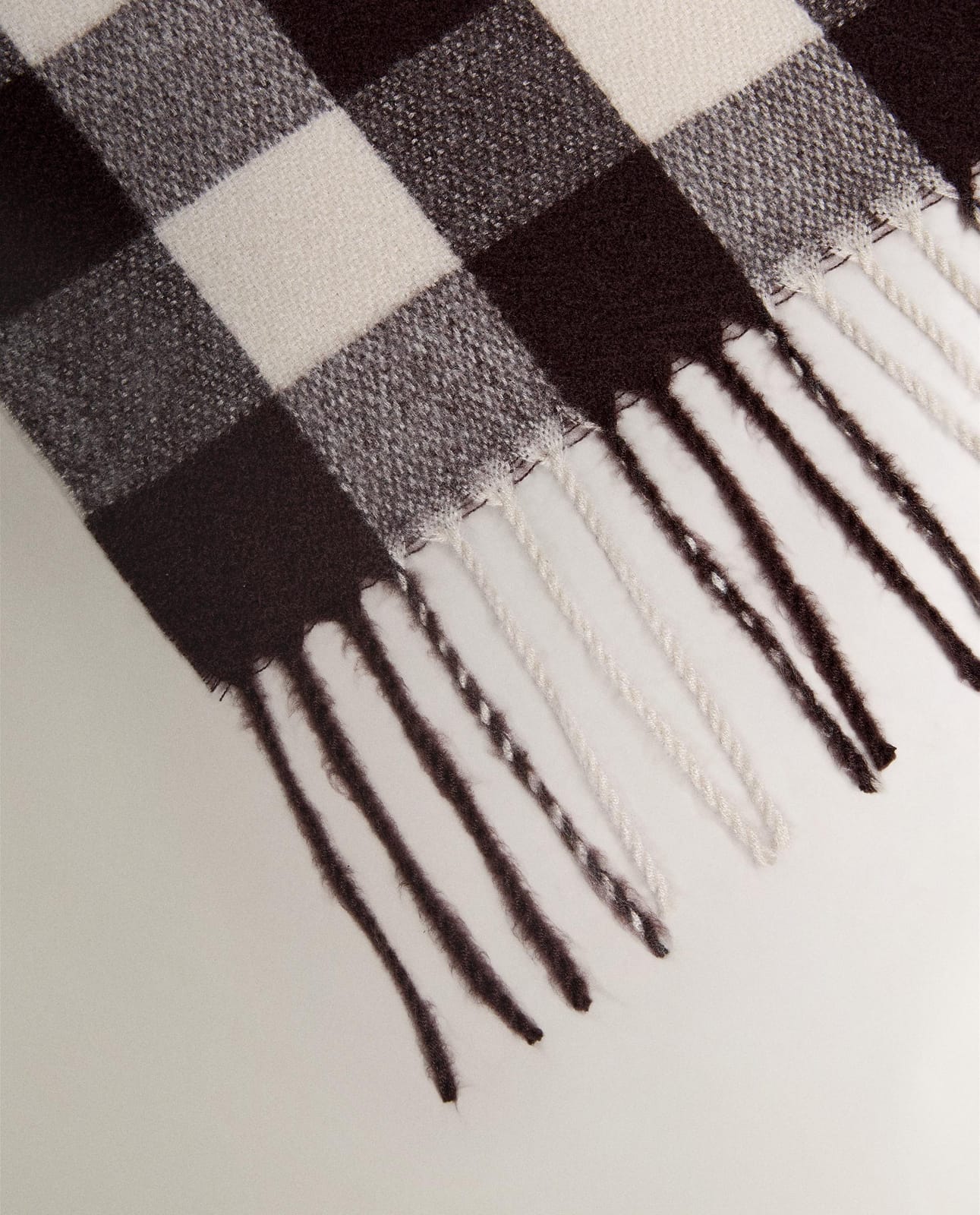 ZARA HOME ОДЕЯЛО В КЛЕТКУ С БАХРОМОЙ ракурс 2