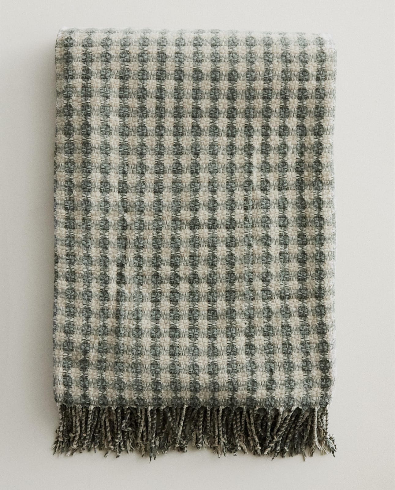 ZARA HOME ПЛЕД ЖАККАРДОВЫЙ В КЛЕТКУ ракурс 3