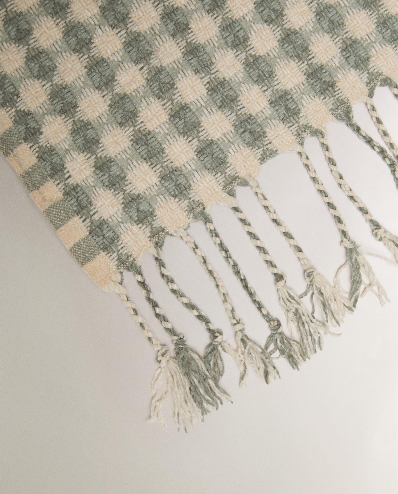 ZARA HOME ПЛЕД ЖАККАРДОВЫЙ В КЛЕТКУ ракурс 5