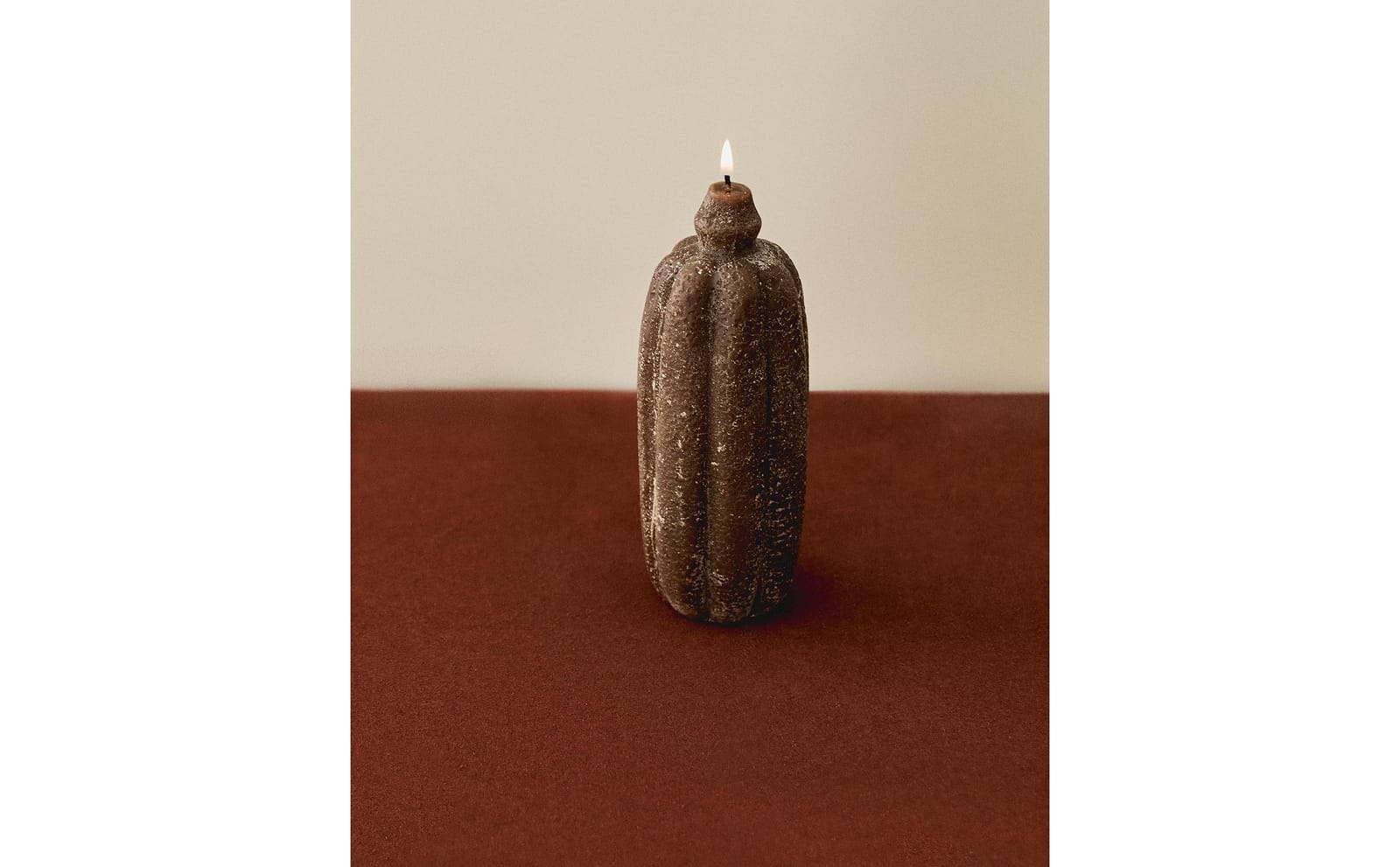 ZARA HOME (475 G) АРОМАТИЧЕСКАЯ СВЕЧА PUMPKIN SPICE ракурс 8