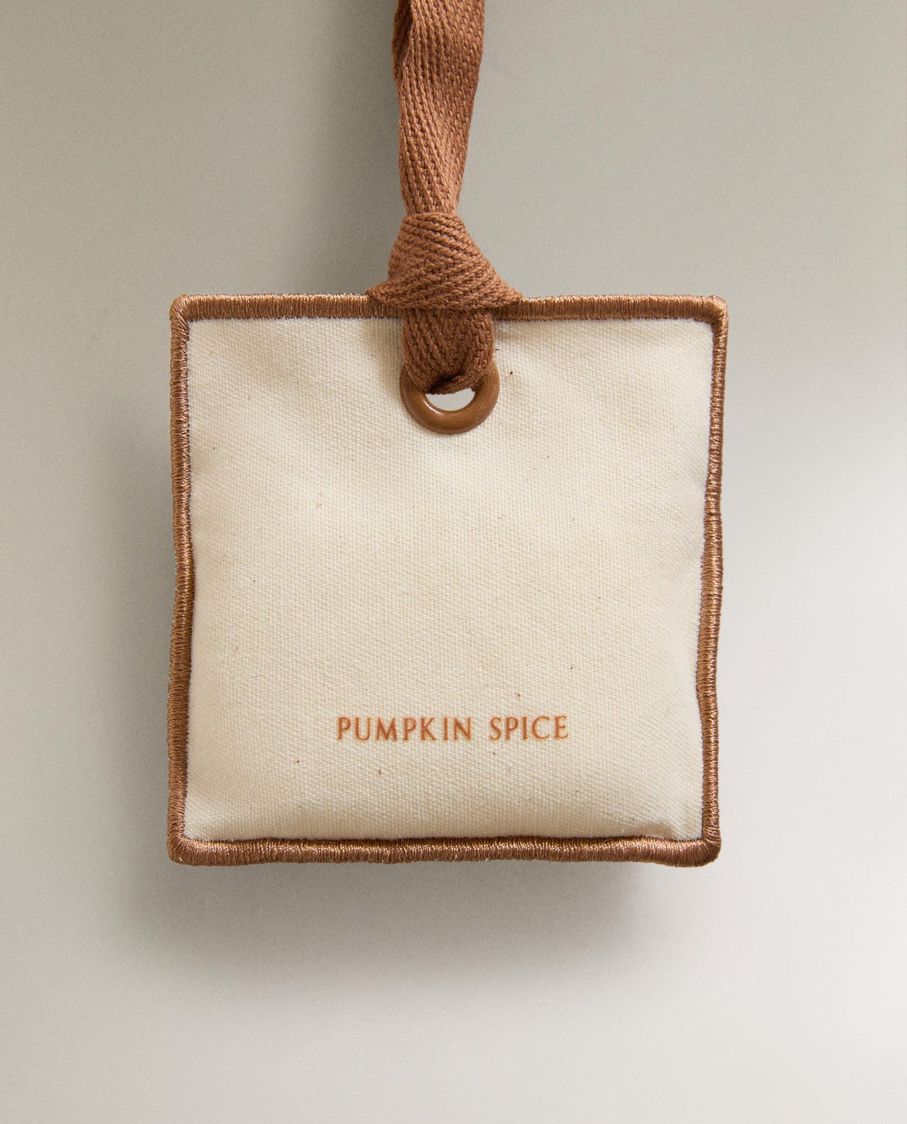 ZARA HOME АРОМАТИЗАТОР ДЛЯ АВТОМОБИЛЯ PUMPKIN SPICE ракурс 5