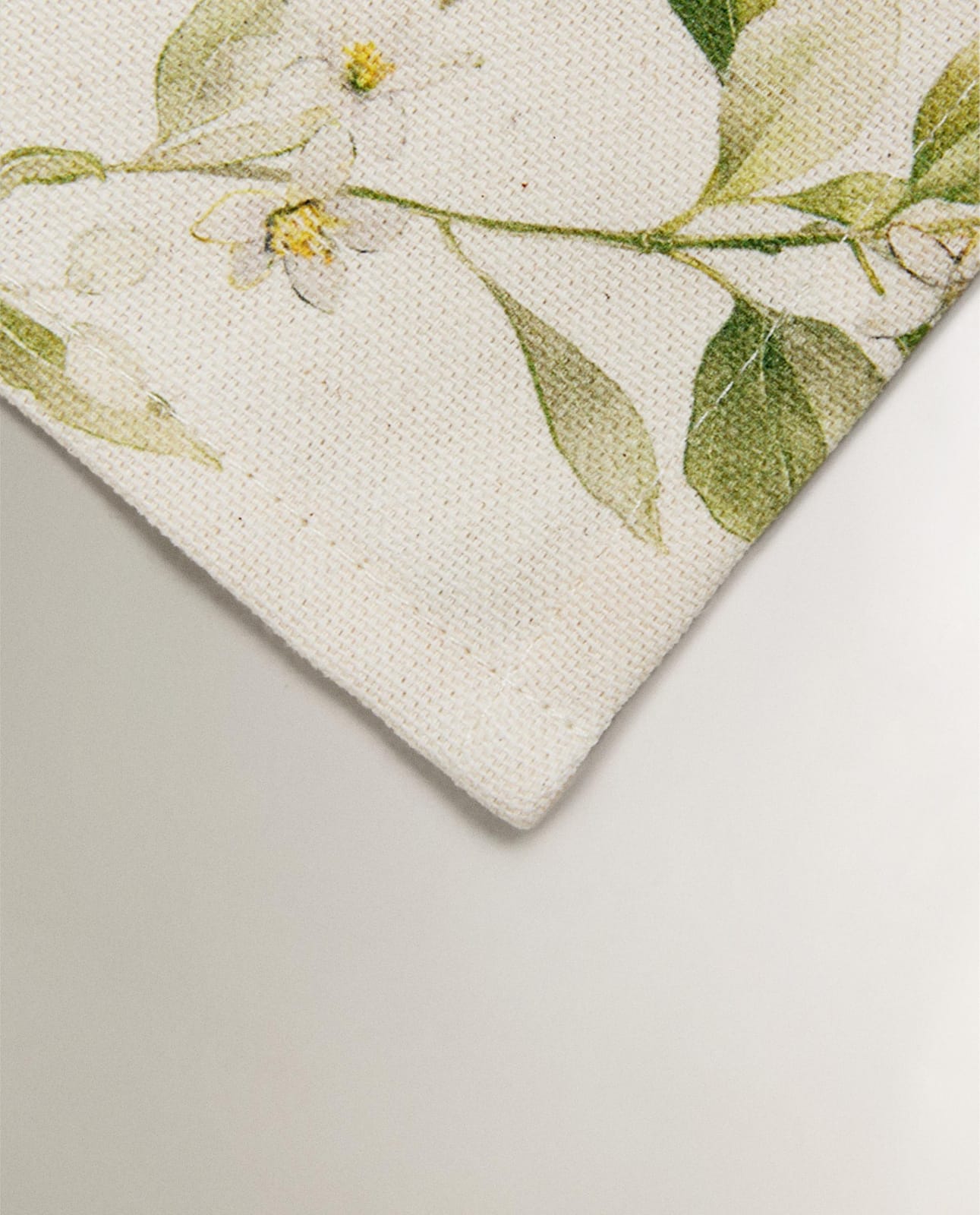 ZARA HOME САЛФЕТКИ С ПРИНТОМ ЦВЕТЫ И ВЕТОЧКИ (КОМПЛЕКТ 2 ШТ.) ракурс 3