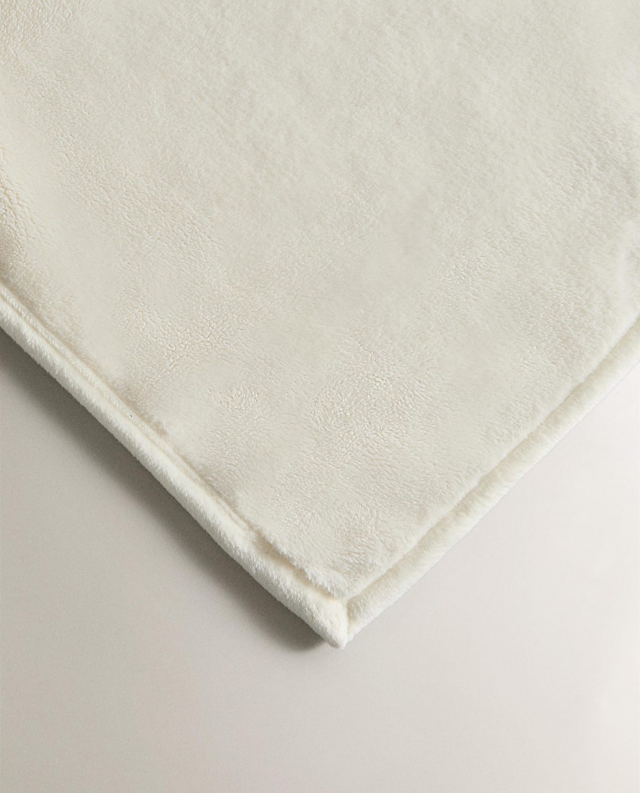 ZARA HOME ФЛИСОВОЕ ОДЕЯЛО ракурс 2