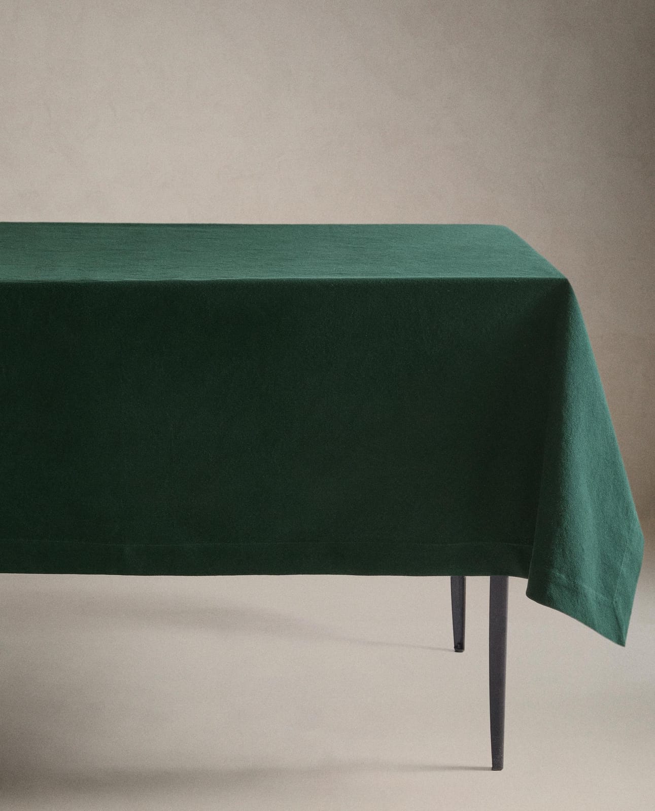 Скатерть ZARA HOME из тяжелого хлопка зеленая 170 x 350 см