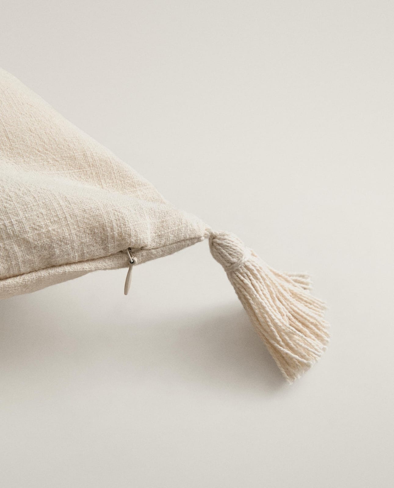 ZARA HOME ПОДУШЕЧНЫЙ ЧЕХОЛ ДЕКОРАТИВНЫЙ С ТАФТИНГОМ ракурс 4