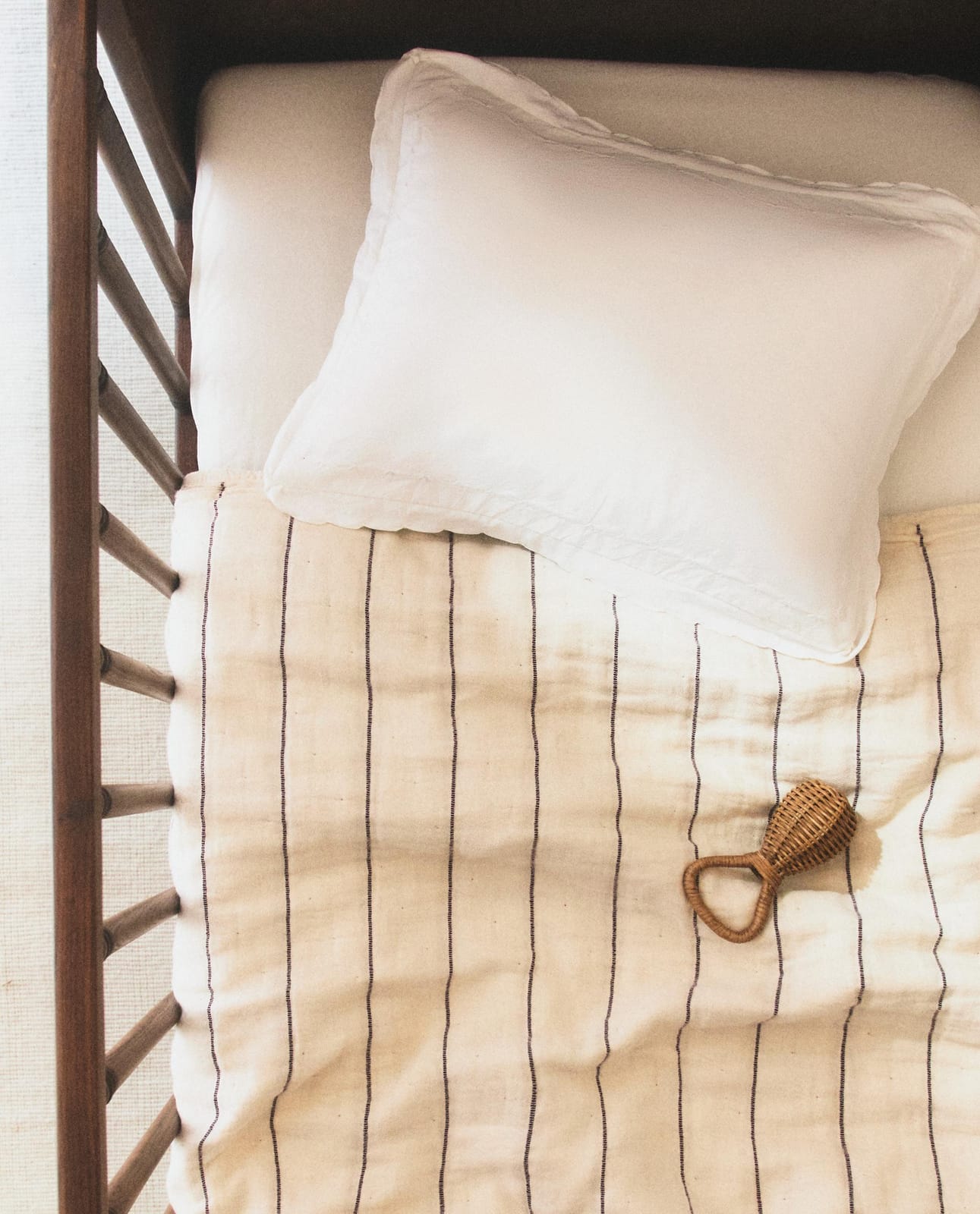 ZARA HOME ДВУСТОРОННЕЕ ДЕТСКОЕ ПОКРЫВАЛО В КЛЕТКУ И ПОЛОСКИ ракурс 3