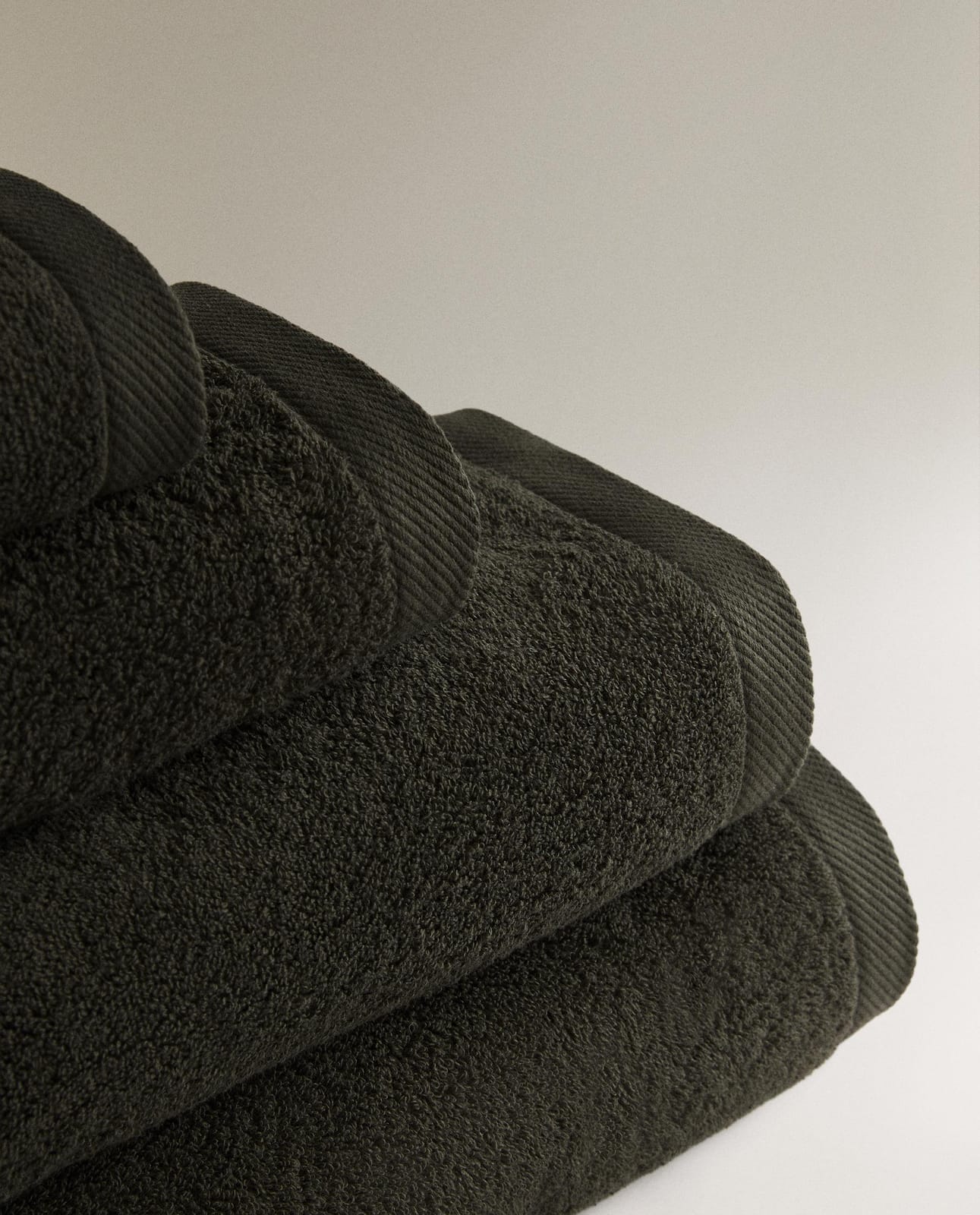 ZARA HOME ГЛАДКОЕ БАННОЕ ПОЛОТЕНЦЕ ИЗ МАХРОВОГО ХЛОПКА (500 Г/М²) ракурс 2