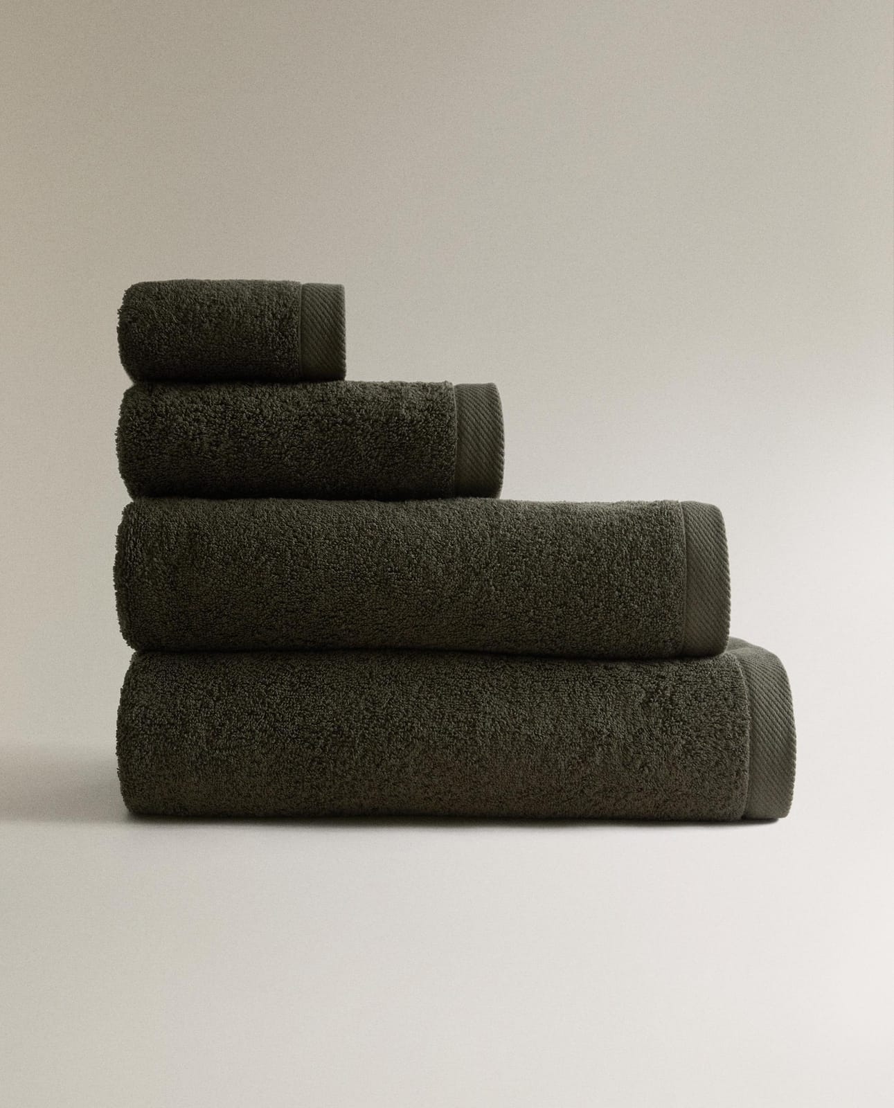Полотенце для ванной ZARA HOME ГЛАДКОЕ БАННОЕ ПОЛОТЕНЦЕ ИЗ МАХРОВОГО ХЛОПКА (500 Г/М²) ZIELONY 70 x 140 cm