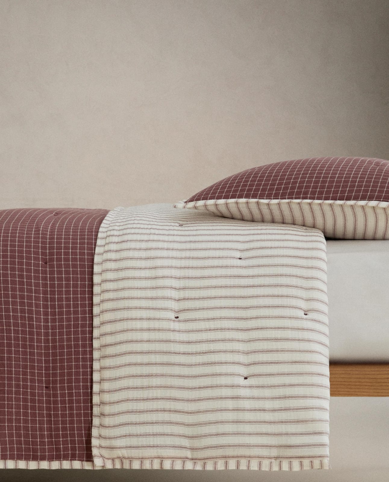ZARA HOME ДВУСТОРОННЕЕ ДЕТСКОЕ ПОКРЫВАЛО В КЛЕТКУ И ПОЛОСКУ ракурс 5