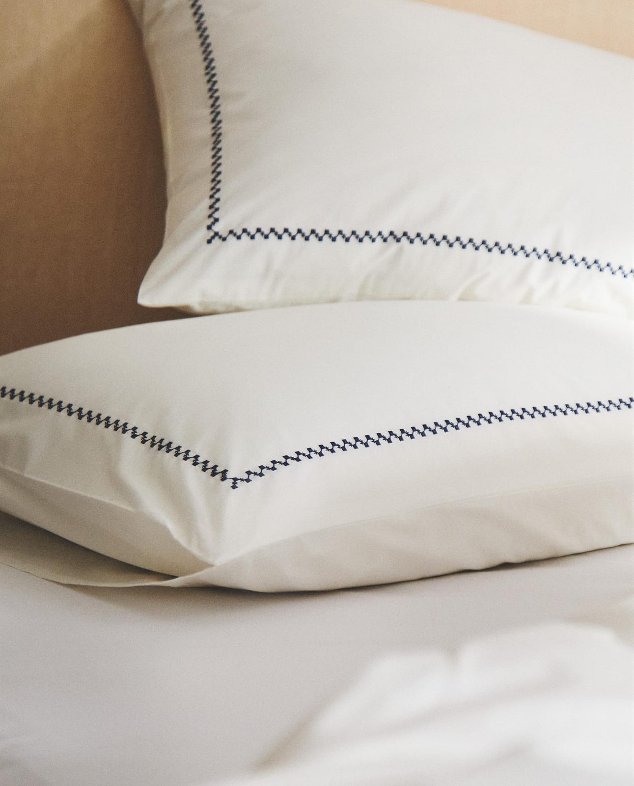 ZARA HOME Наволочка на подушку с вышитой каймой ракурс 6