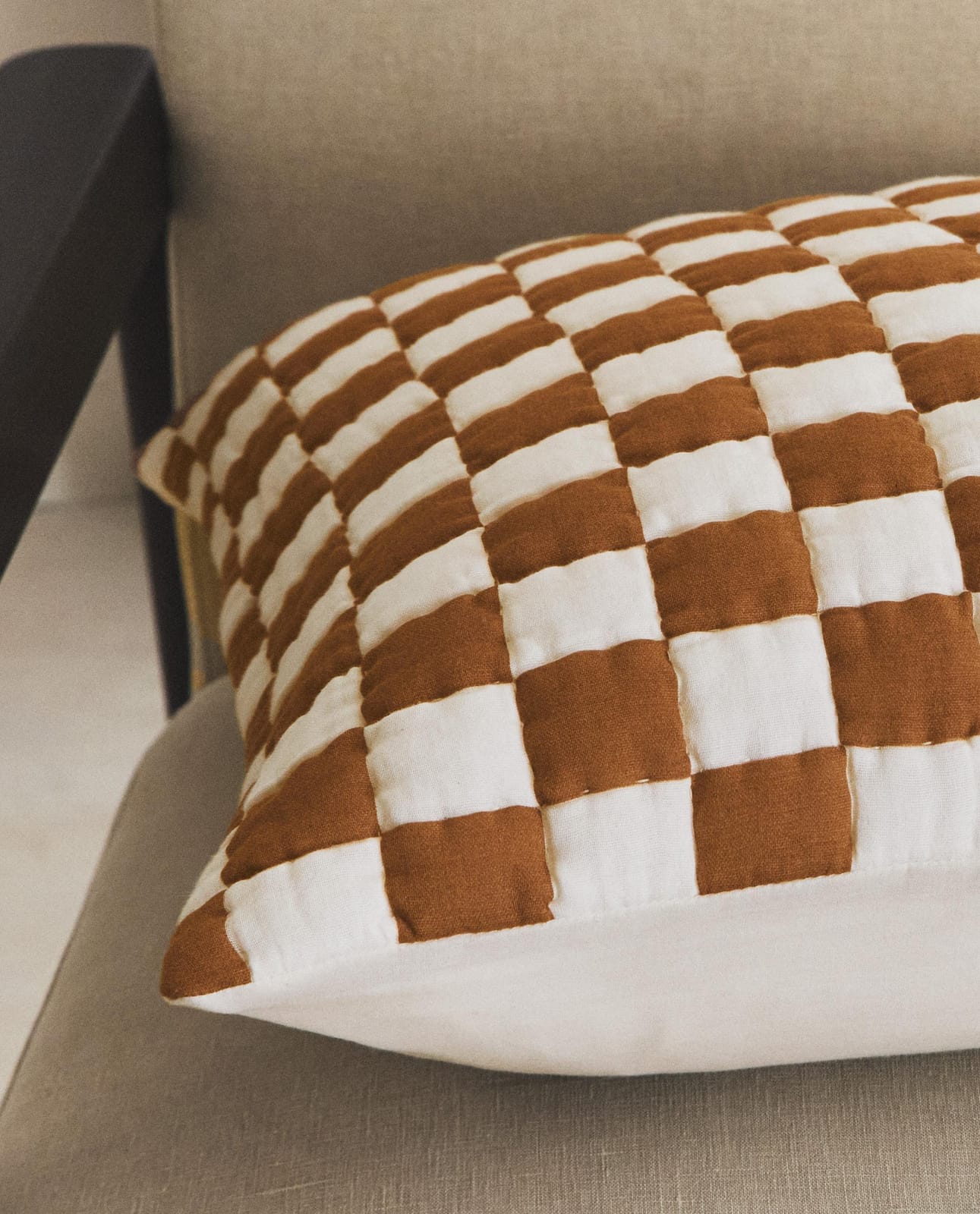 ZARA HOME ДЕКОРАТИВНАЯ НАВОЛОЧКА НА ПОДУШКУ В КЛЕТКУ ракурс 2
