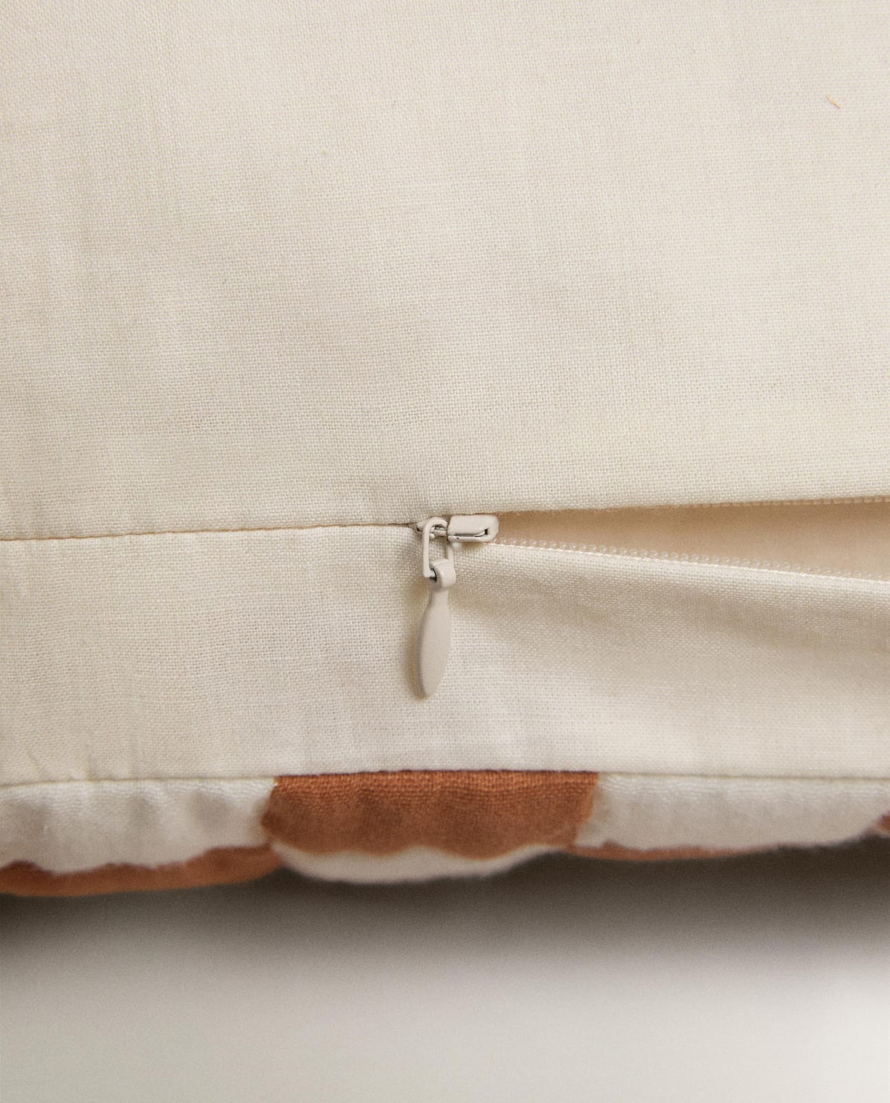 ZARA HOME ДЕКОРАТИВНАЯ НАВОЛОЧКА НА ПОДУШКУ В КЛЕТКУ ракурс 6