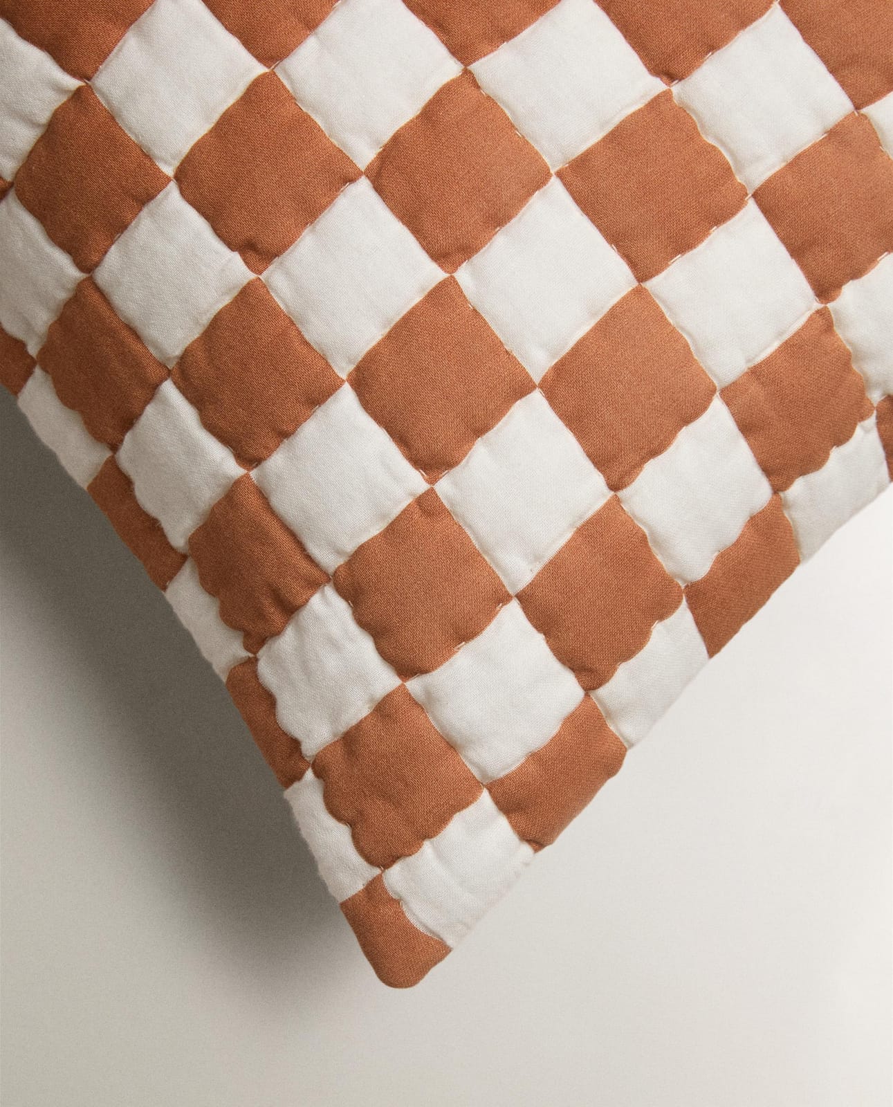 ZARA HOME ДЕКОРАТИВНАЯ НАВОЛОЧКА НА ПОДУШКУ В КЛЕТКУ ракурс 8