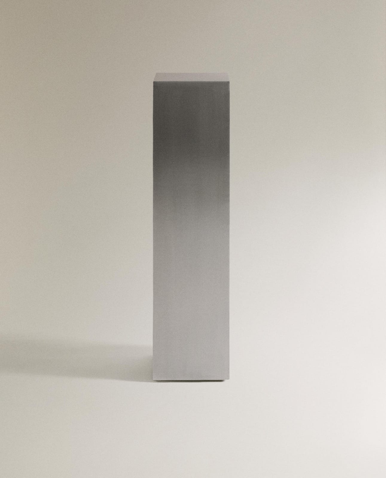 Приставной столик ZARA HOME ВЫСОКИЙ ПОСТАМЕНТ ИЗ БРАШИРОВАННОЙ СТАЛИ | STUDIO MARY LENNOX СТАЛЬ 100.8 x 25 x 25 cm