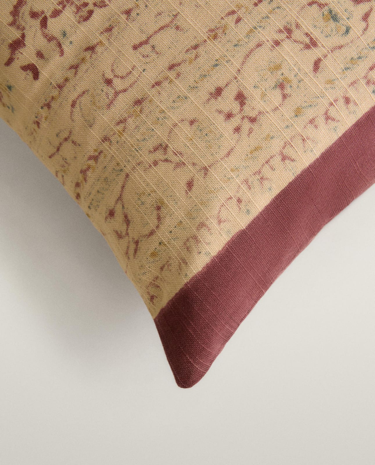 ZARA HOME НАВОЛОЧКА НА ПОДУШКУ С ПРИНТОМ BLOCK PRINT ракурс 5